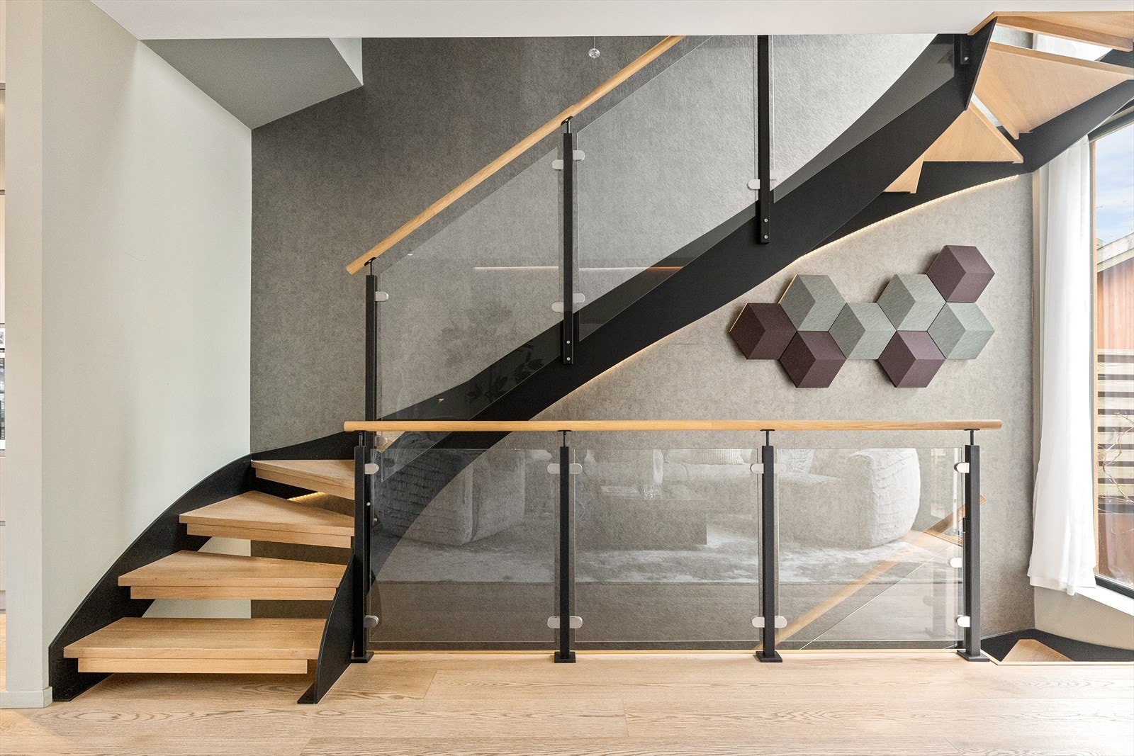 Høy standard gjennomsyrer hele boligen, med avansert styringssystem fra Bang & Olufsen med berøringsskjerm i stue der man kan styre all lys i alle rom. Galleribilde