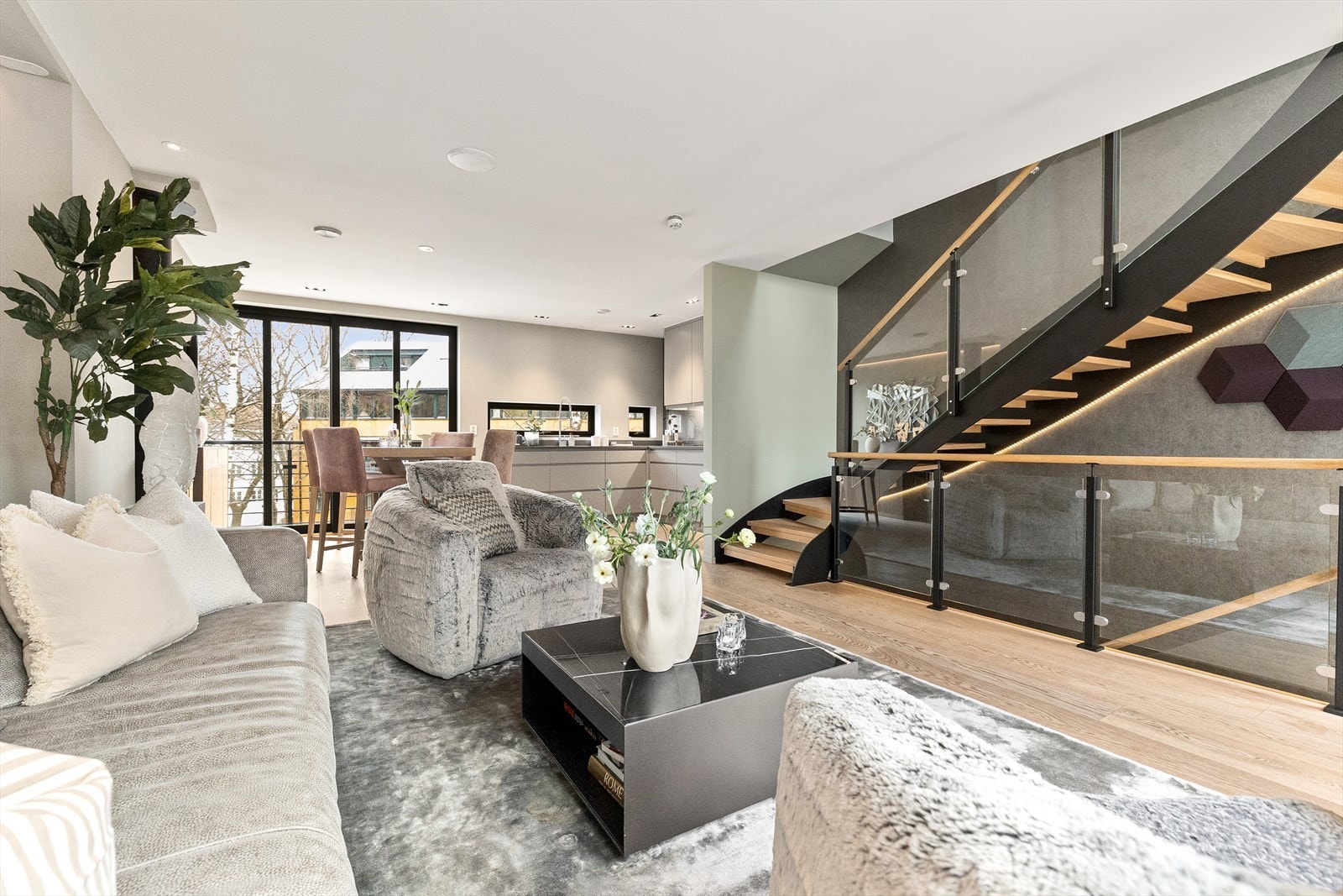 Velkommen til boligens hovedetasje. Her møtes du av en flott stue med god plass til sofagruppe og øvrig møblement. Galleribilde