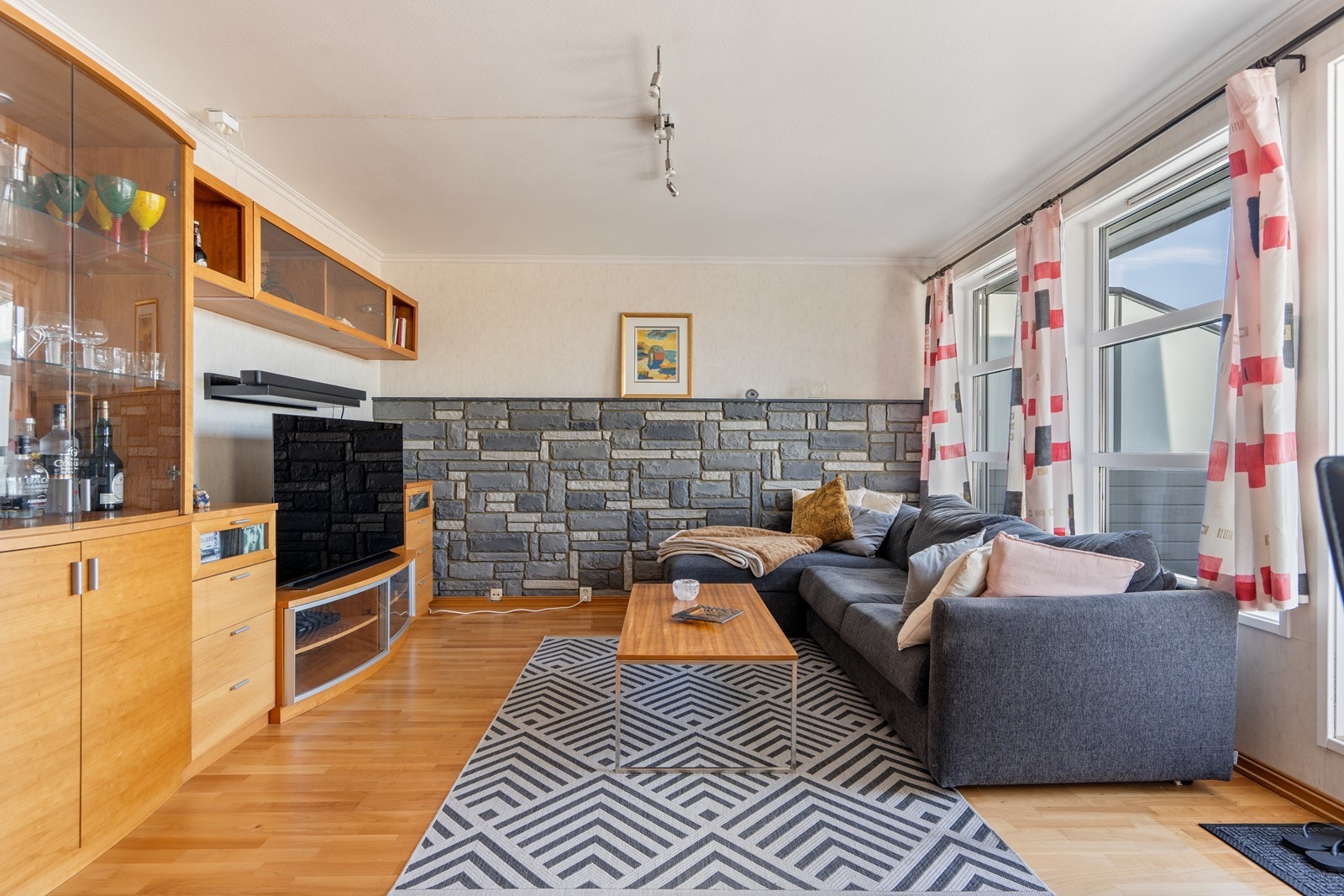 Rommet har god plass til både sofa og spisegruppe. Galleribilde
