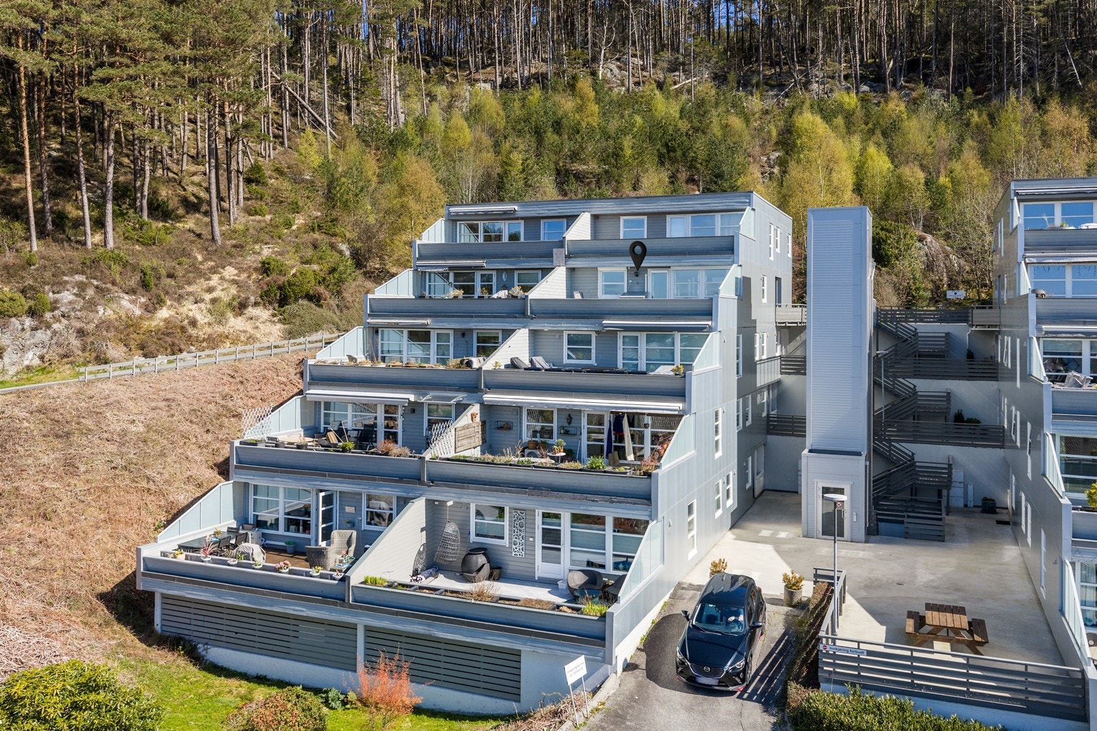 Sameiet Fjellbakkane består av en boligblokk med 10 boligseksjoner, knyttet til en større velforening. Leiligheten har en god, intern beliggenhet i 4. etasje. Det er felles garasjeanlegg med lademulighet i bygget, hvor leiligheten disponerer én P-plass. Galleribilde