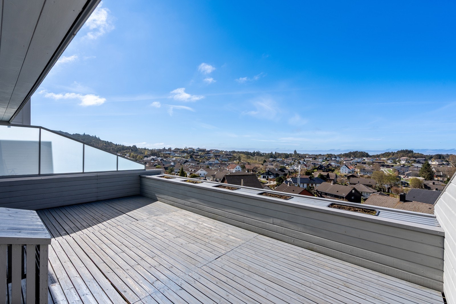 Leiligheten ligger høyt og fritt i 4. etasje med fri utsikt mot området, og kan skilte med sydvestvendt terrasse på hele 27 m2! Galleribilde