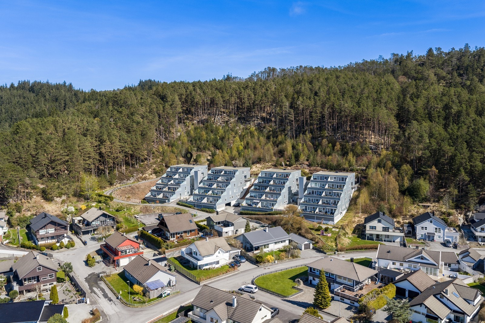 Boligen ligger i et rolig og veletablert boligområde i Nordre bydel, med skogen som nærmeste nabo - Flotte tur- og rekreasjonsområder like utenfor dørterskelen! Galleribilde