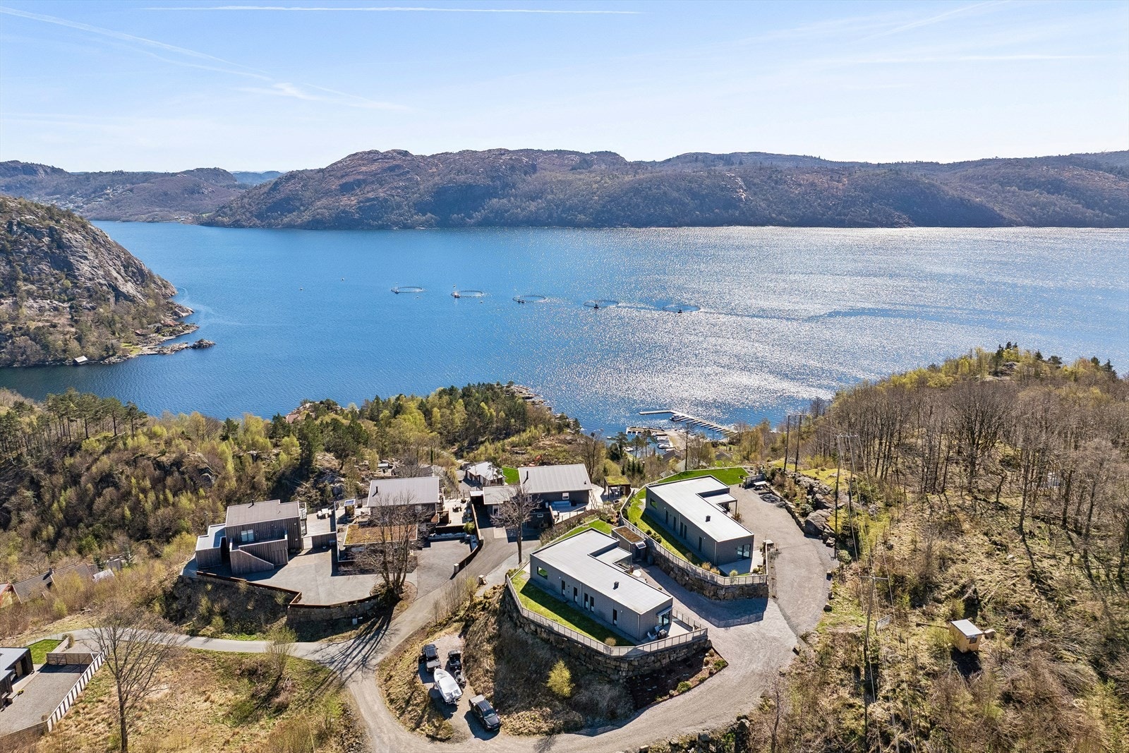 Hytten ligger høyt i terrenget som gir gode solforhold fra morgen til 21:30 på kvelden på sommeren. Galleribilde