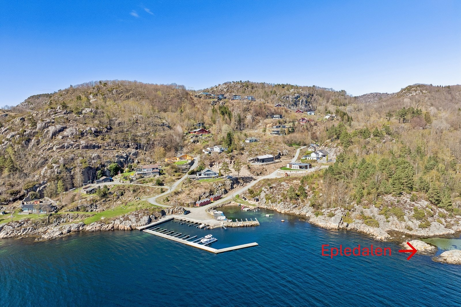 Fast båtplass i felles bryggeanlegg. Området byr også på flere turområder, blant annet til Epledalen. Galleribilde