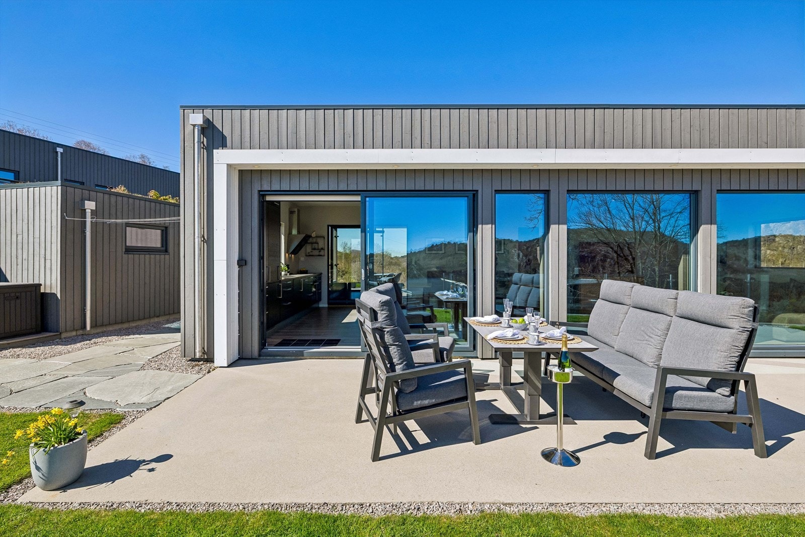 Uteområde er innbydene og man har delt opp sonene etter solforhold. Galleribilde