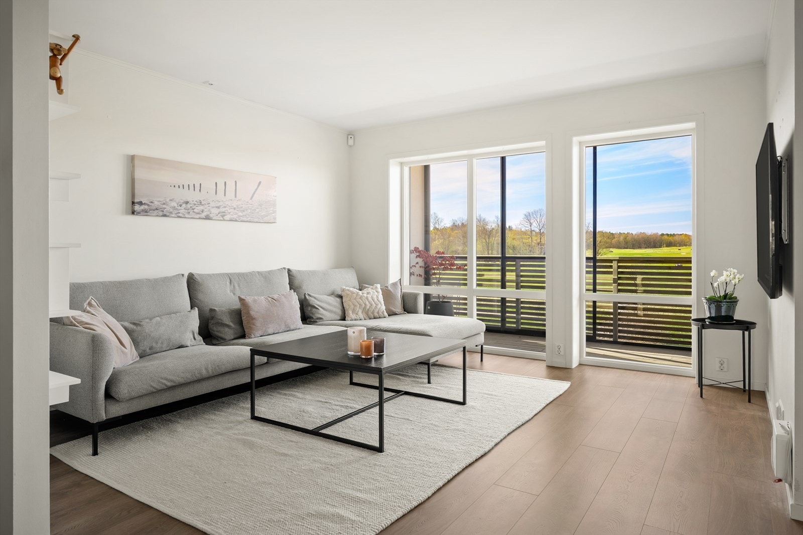 Stuen har god plass til en romslig sofagruppe og nyter godt av store vindusflater. Galleribilde