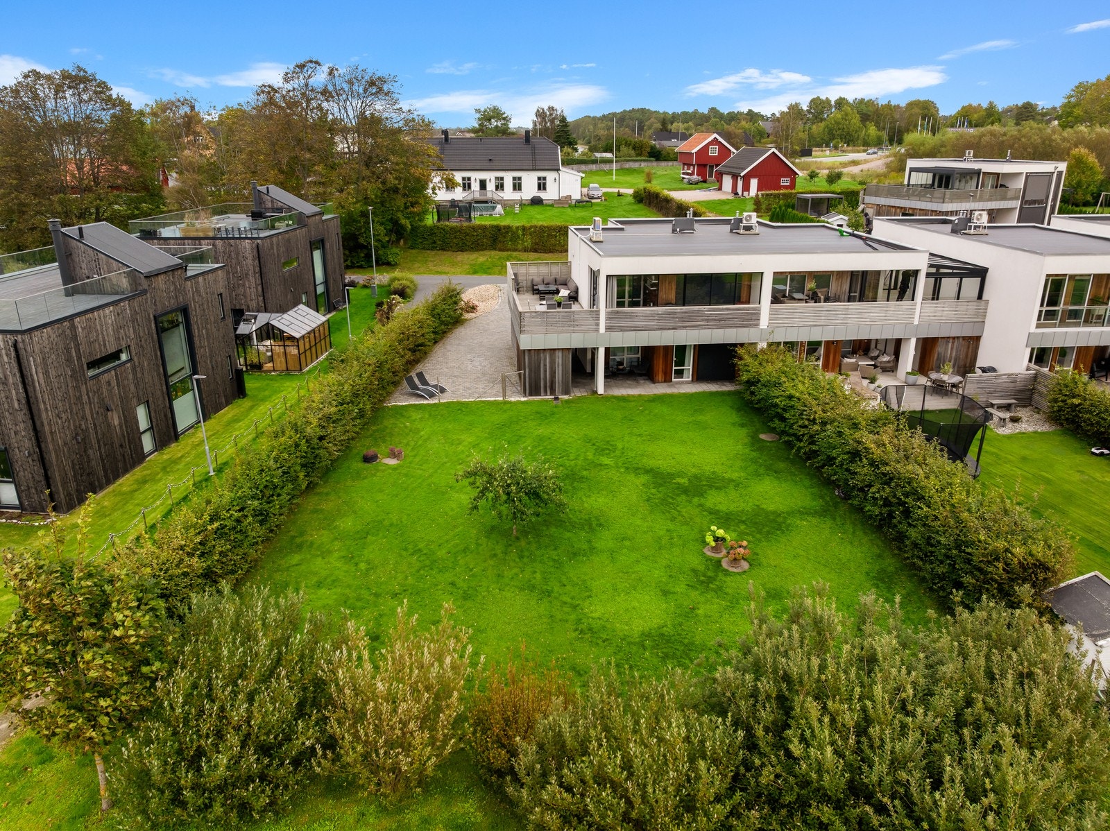 Eiendommen ligger i et etablert og barnevennlig boligområde. Galleribilde