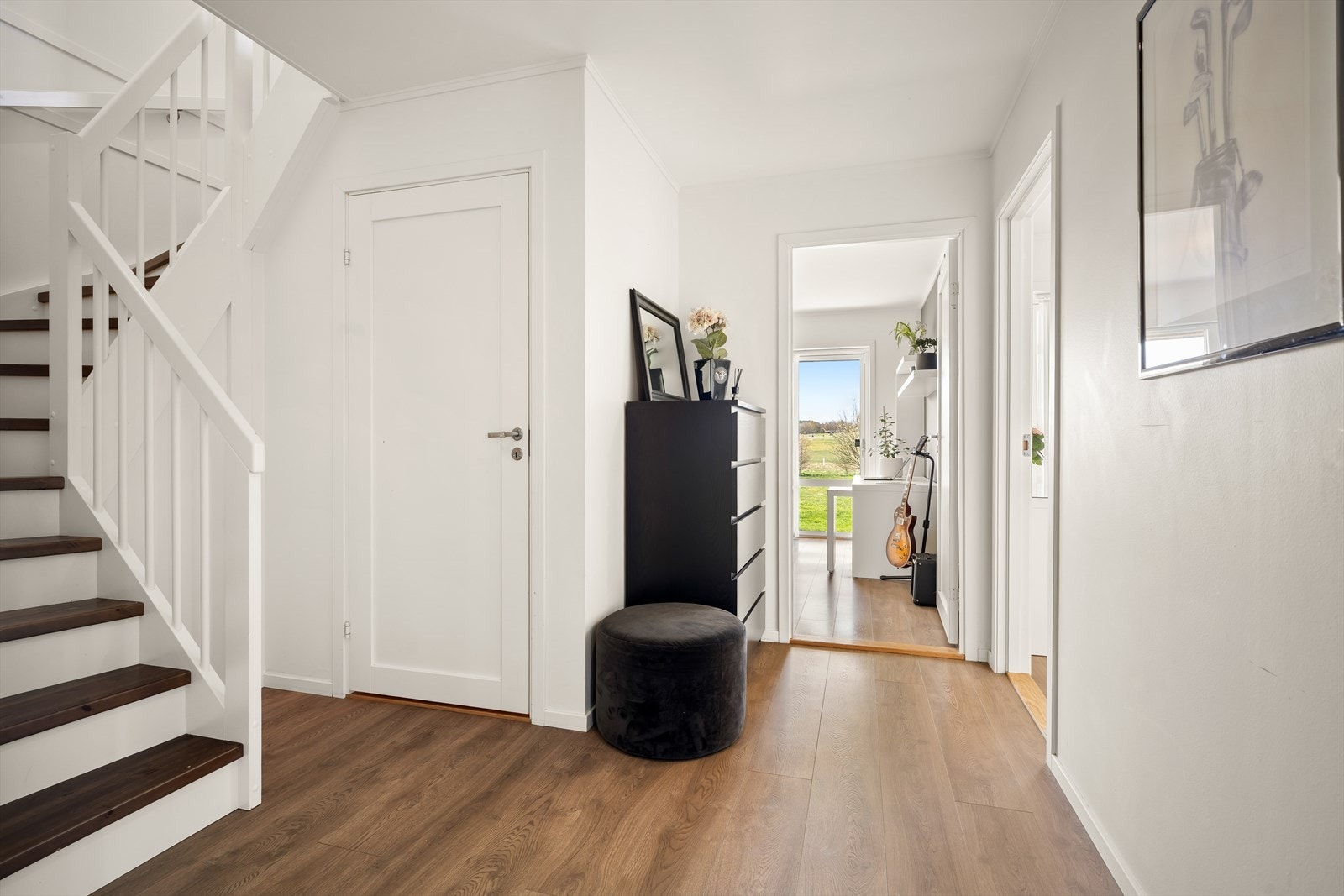 Fra entreen i første etasje fører en malt tretrapp med lakkerte trinn opp til den sosiale sonen i andre etasje. Galleribilde