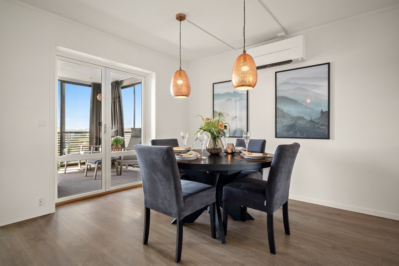 Fra spiseplassen er det direkte utgang til den innglassede balkongen. Galleribilde