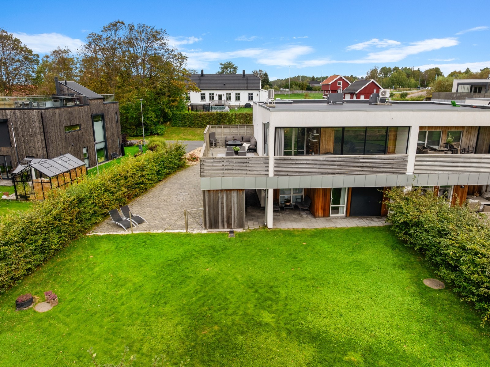 Boligen har en arkitektur med rene linjer, flatt tak og store vindusflater. Galleribilde