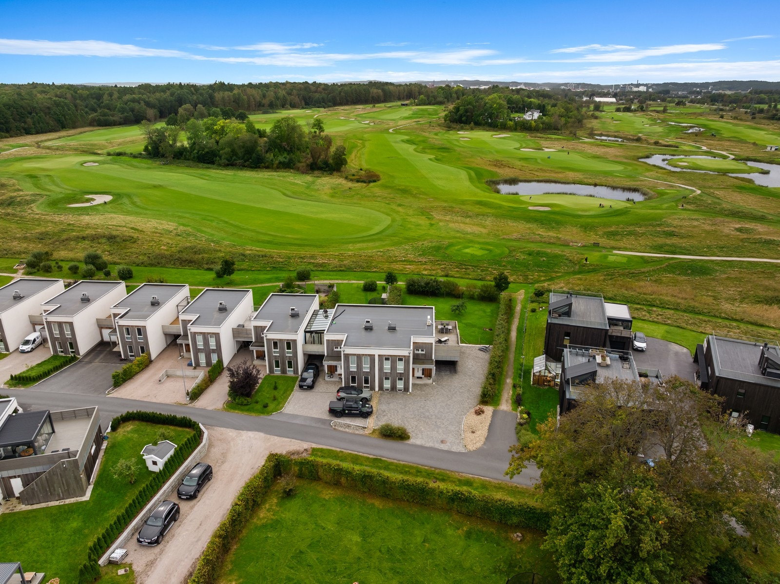 Eiendommen har barnevennlig beliggenhet, innerst i blindvei, med umiddelbar nærhet til 18-hulls golfbane! Galleribilde