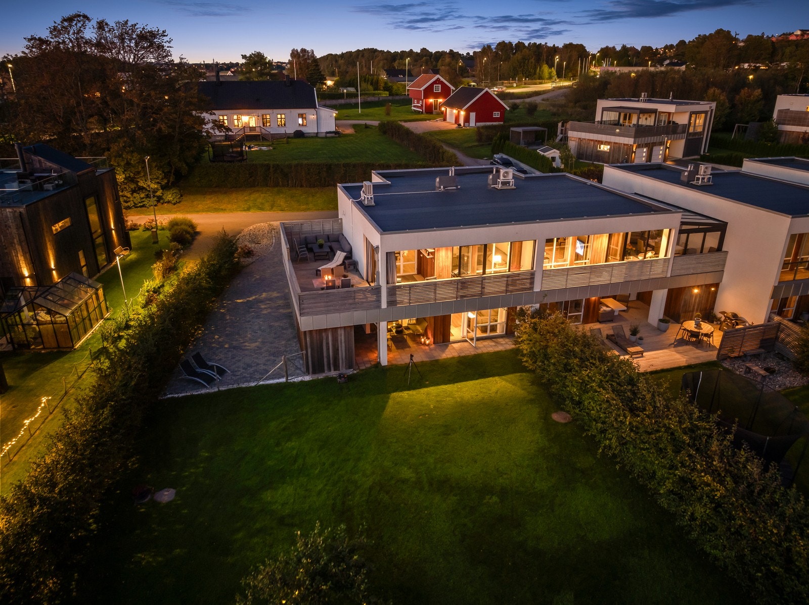 Boligen byr på en privat hage og en stor terrasse på 31 m², i tillegg til en innglasset balkong. Her er det rikelig med plass for både lek og avslapning. Galleribilde