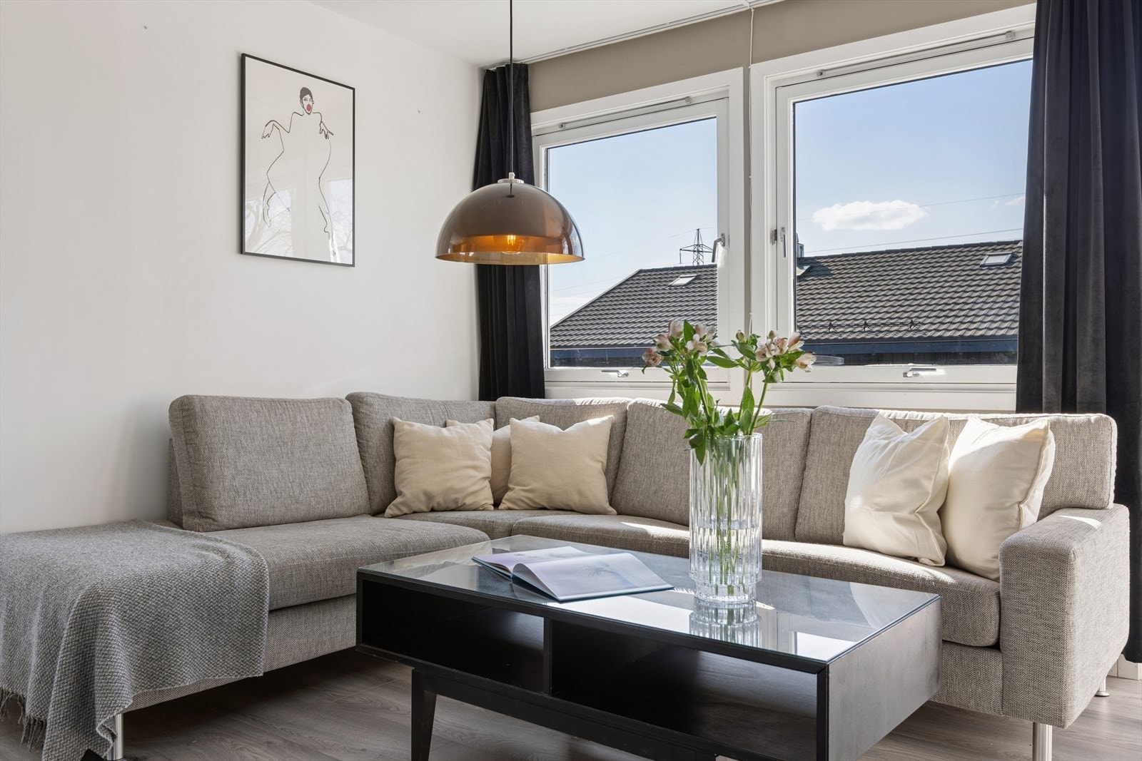 Komfortabel stue med store vinduer og naturlig lys. Galleribilde