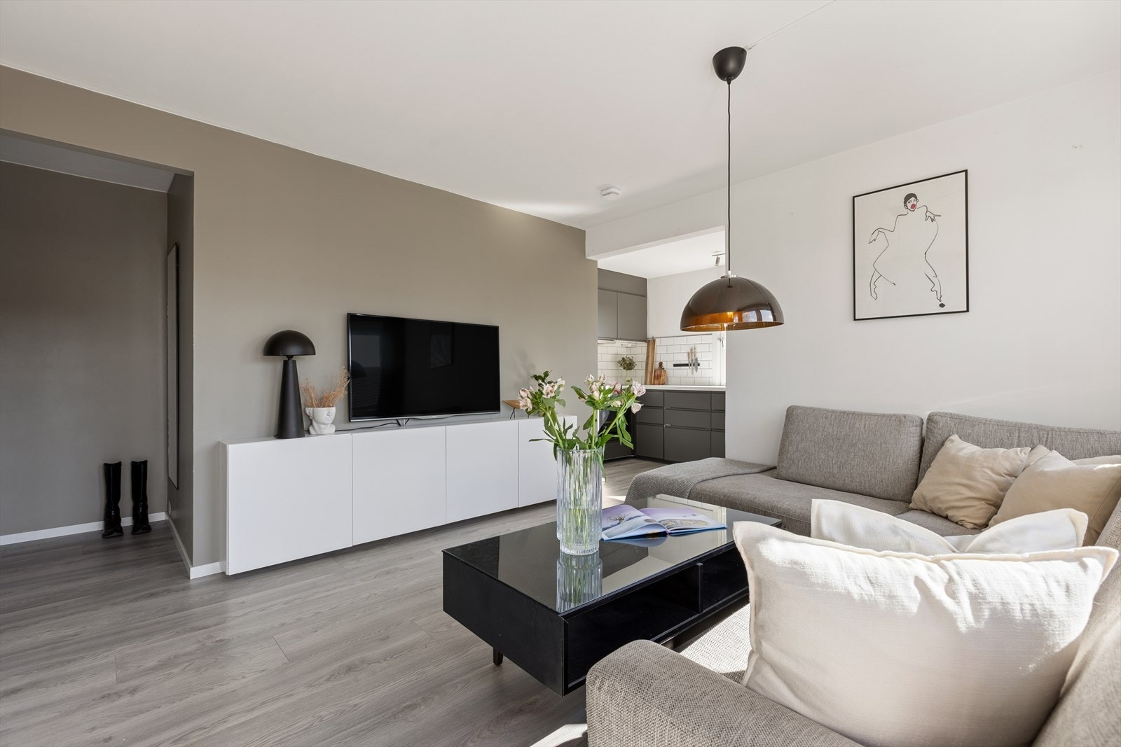 Moderne stue med åpen løsning og god plass til sofagruppe. Galleribilde