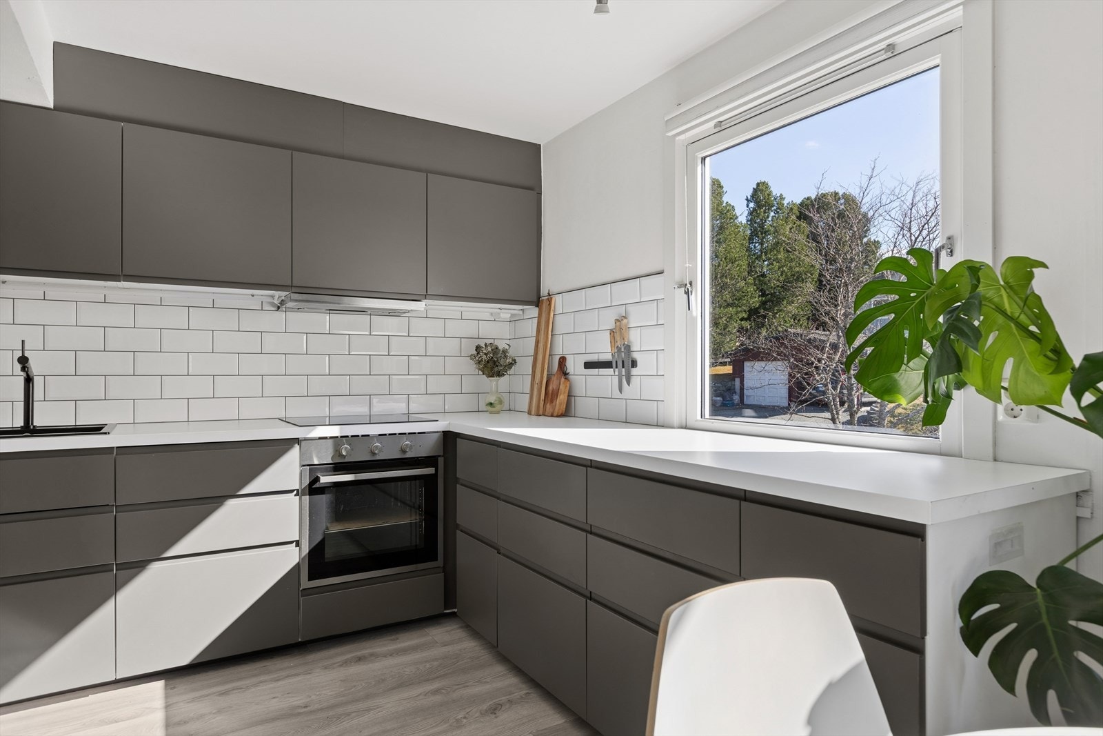 Stilrent kjøkken med integrerte hvitevarer og gode arbeidsflater - Kjøkken fra 2023 fra IKEA. Galleribilde