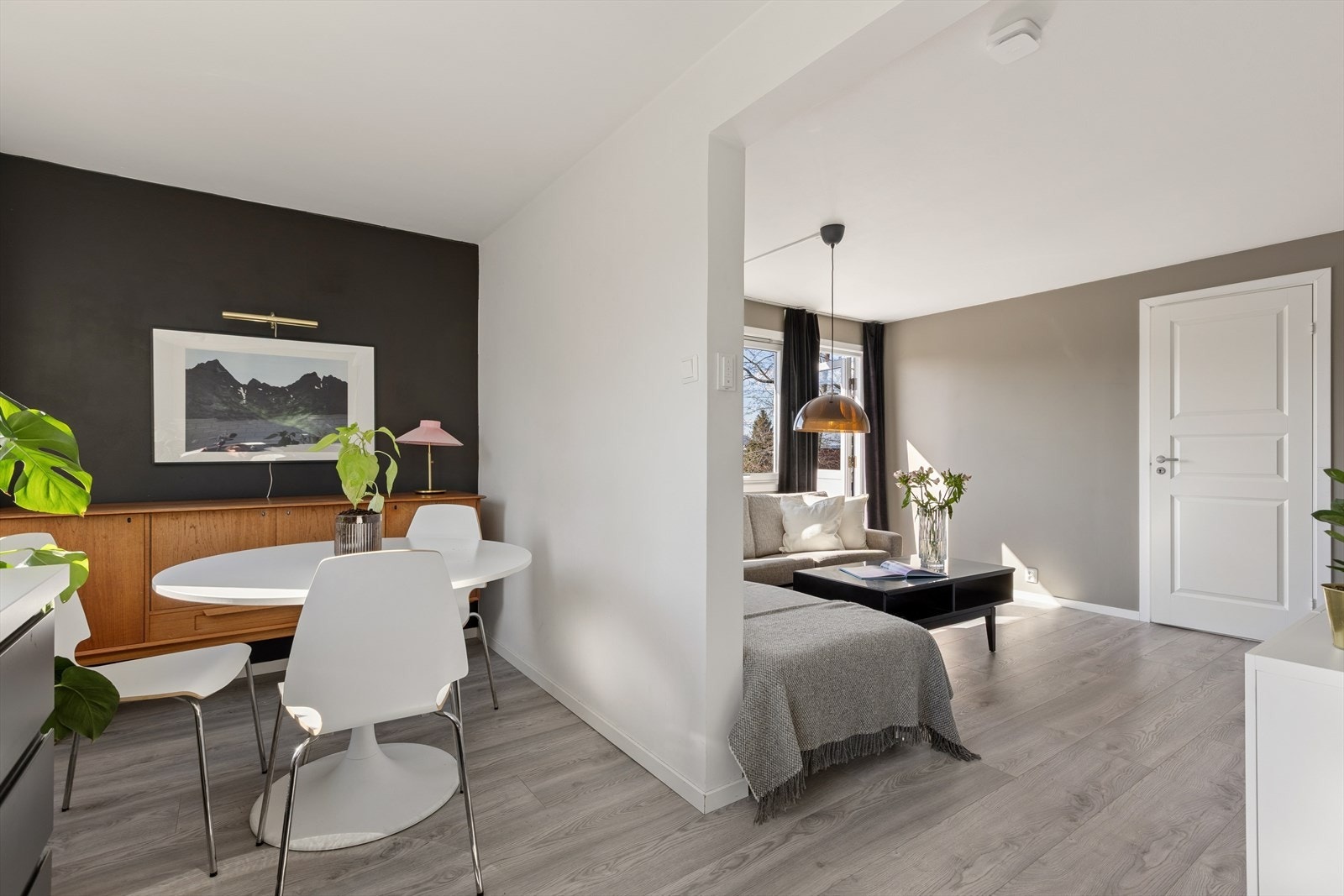 Innbydende stue med gode lysforhold og gjennomgående materialvalg. Galleribilde