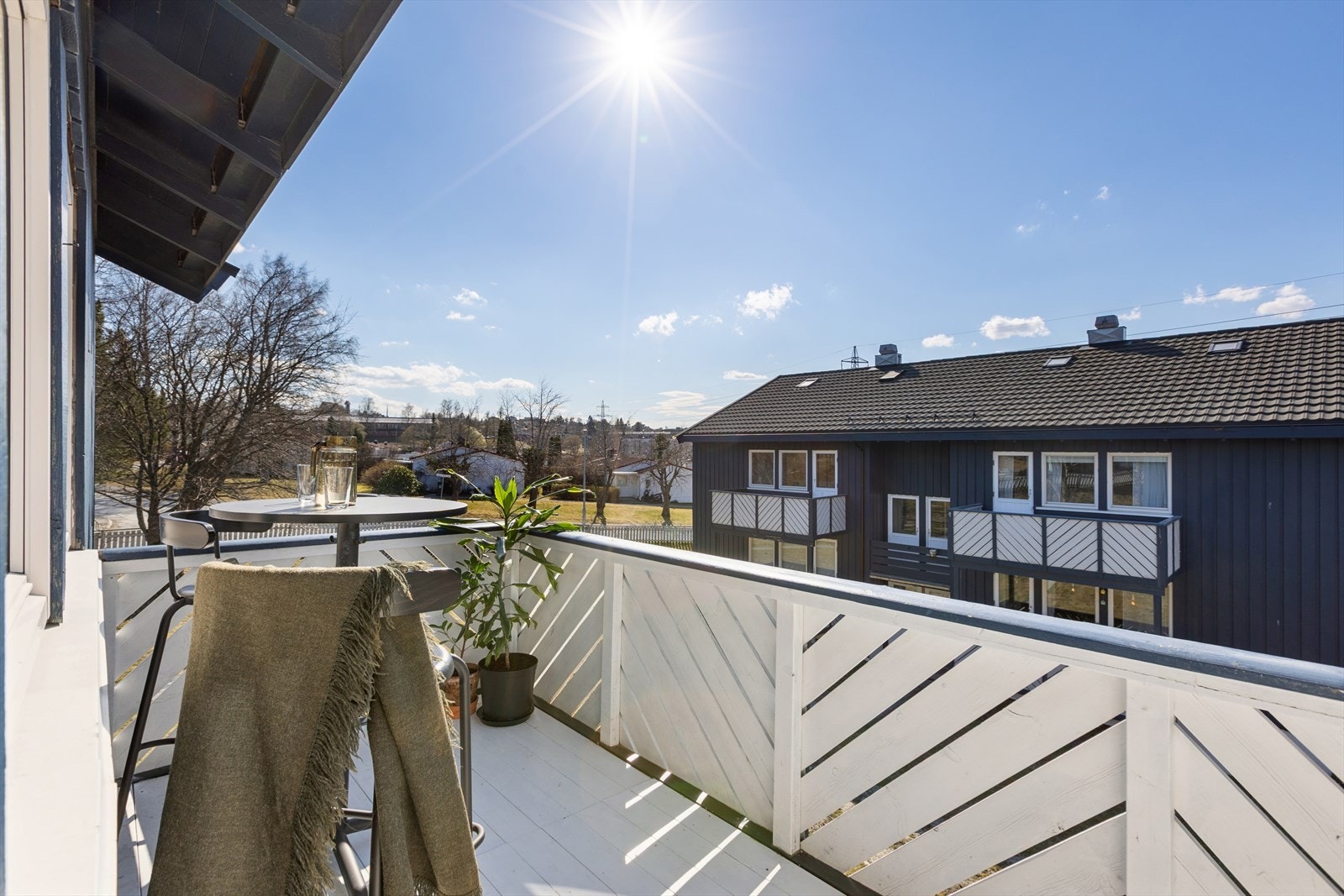 Balkong med fin utsikt og gode solforhold. Skjermet for innsyn. Galleribilde