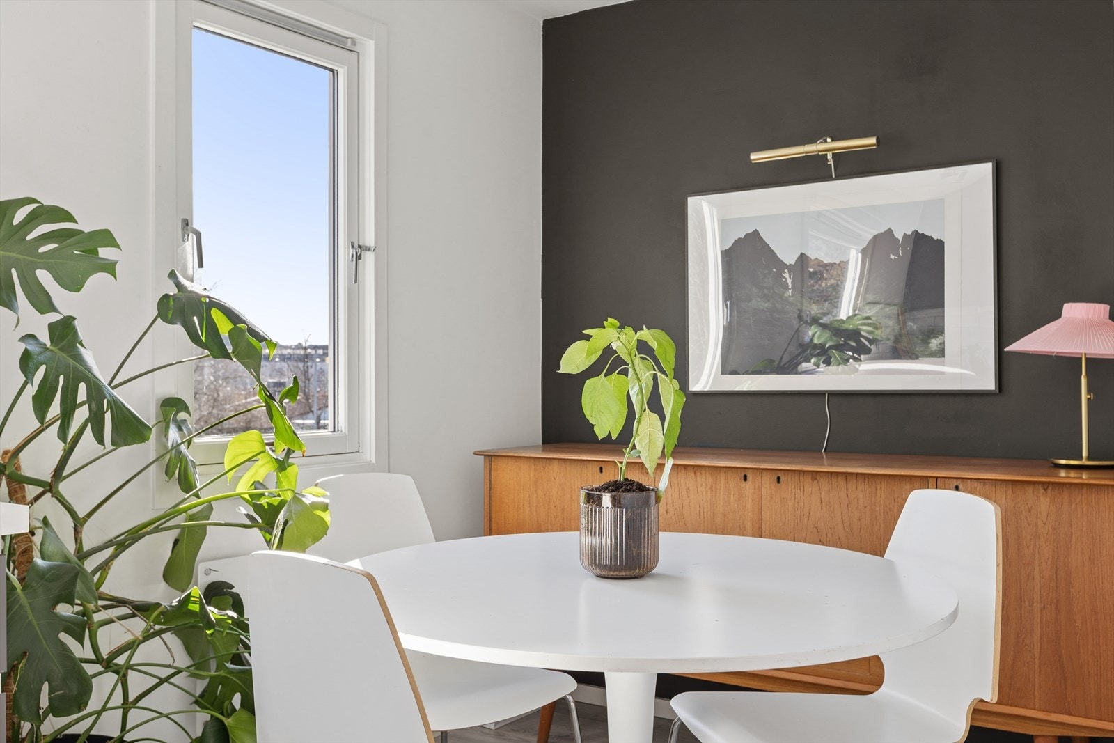 Kjøkken og spiseplass på ca. 10 kvm. Galleribilde