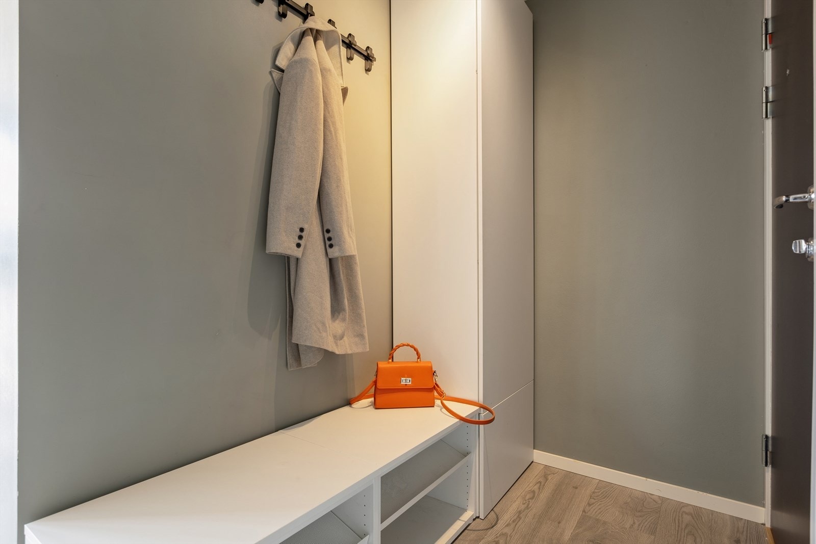 Innbydende gang med plass til å henge fra seg sko og ytterklær. Galleribilde