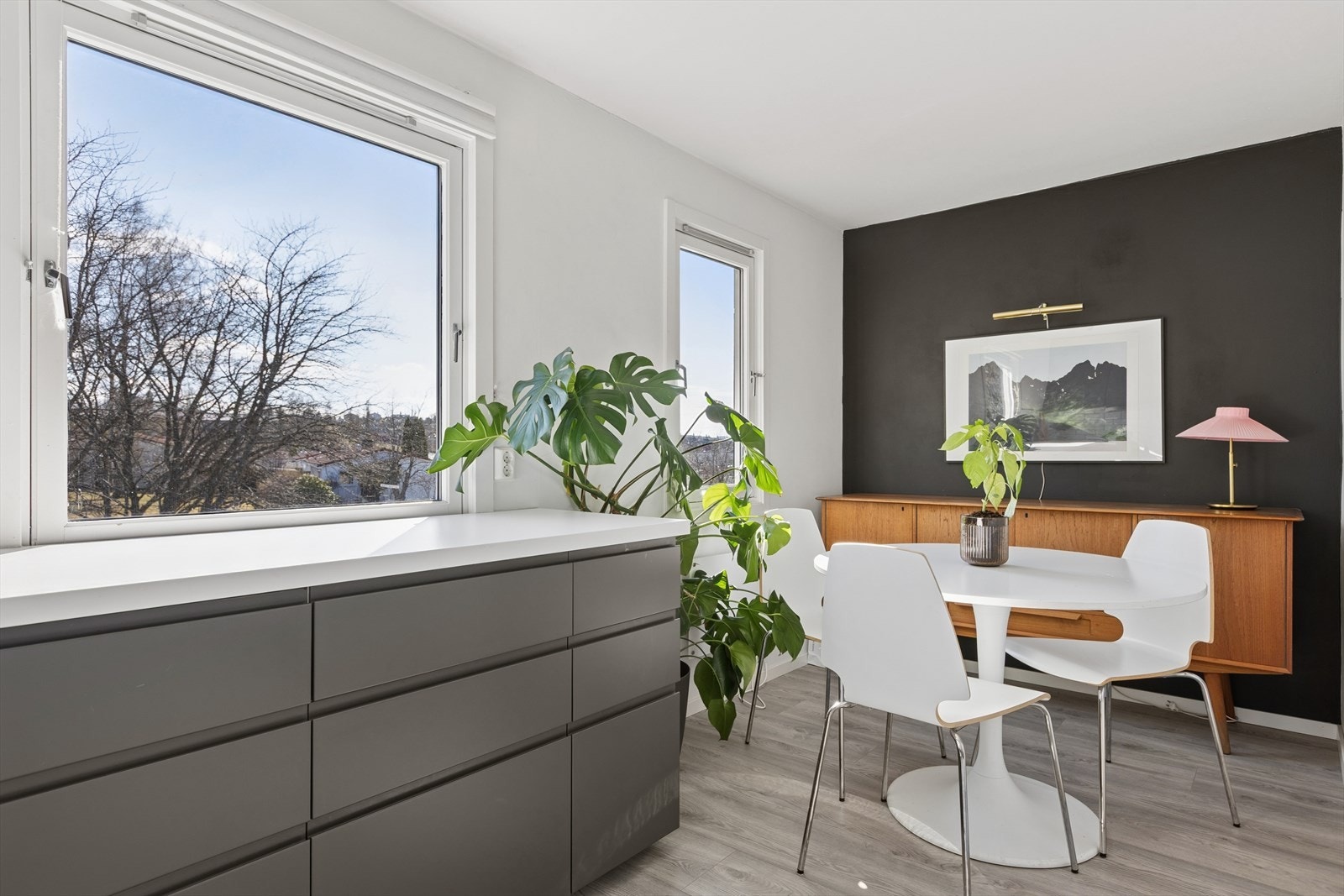 Åpen kjøkkenløsning med god plass til spisebord. Galleribilde