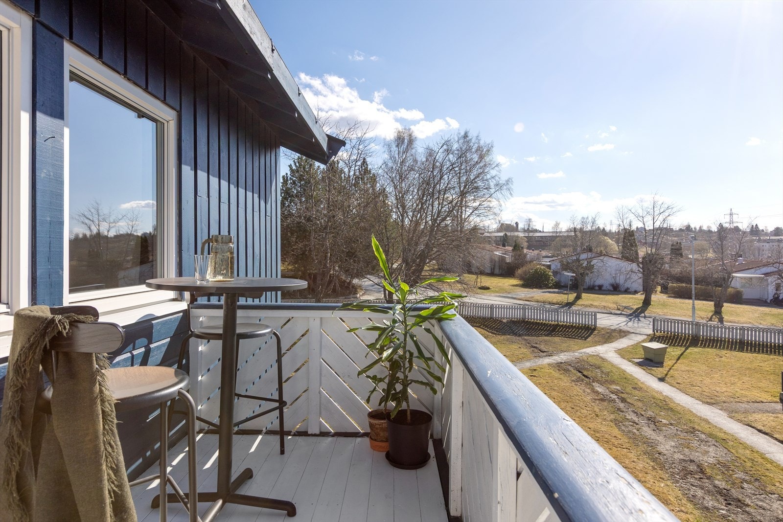 Stor balkong med plass til sittegruppe og grilling. Galleribilde