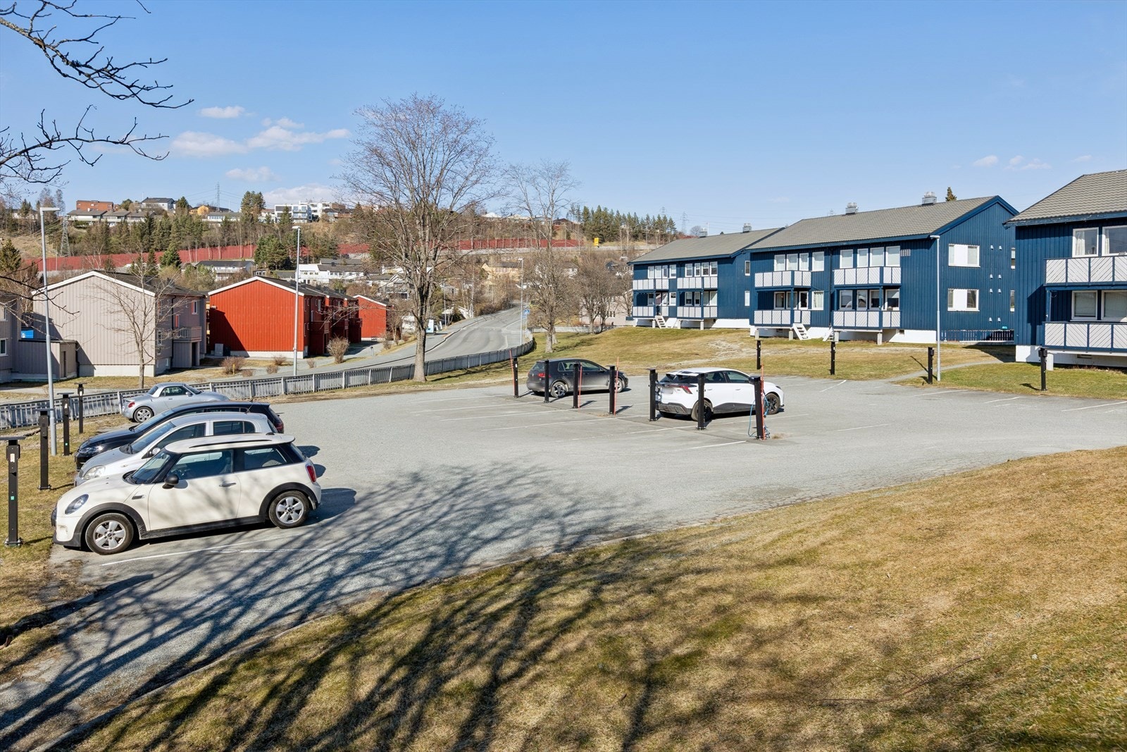 Felles parkeringsområde med enkel adkomst. Mulighet for elbil lader. Galleribilde