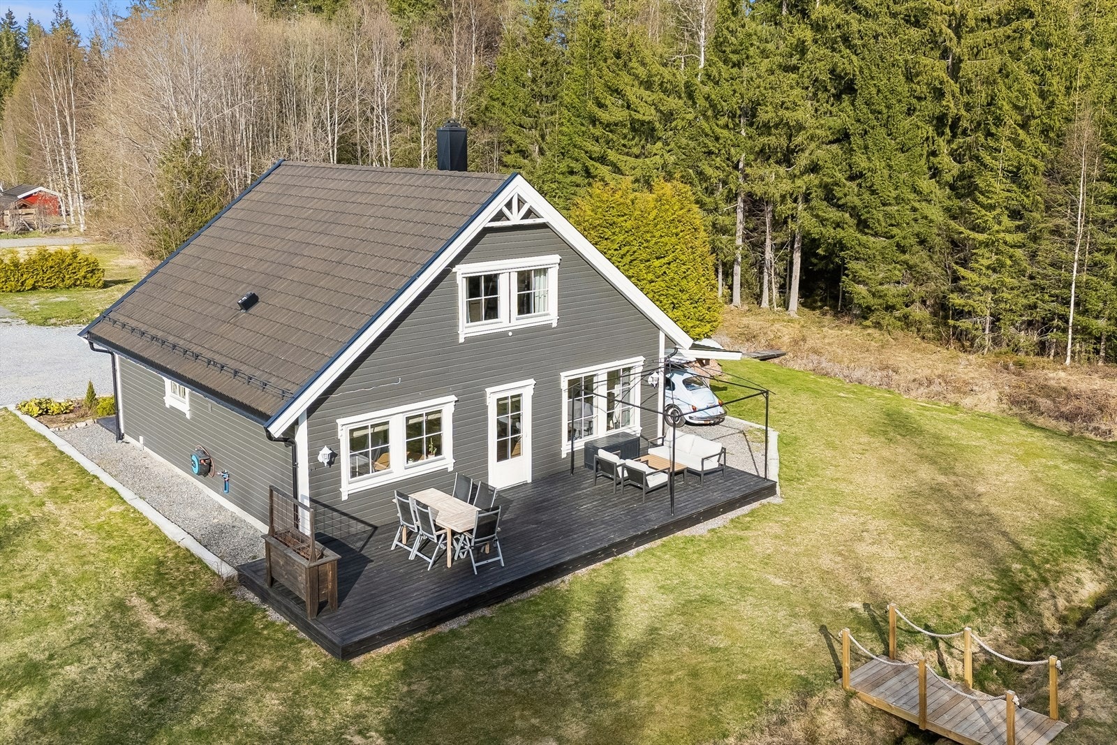 Eiendommen har en stor, usjenert hage og en isolert dobbelgarasje fra 2009 med innredet loft. Galleribilde