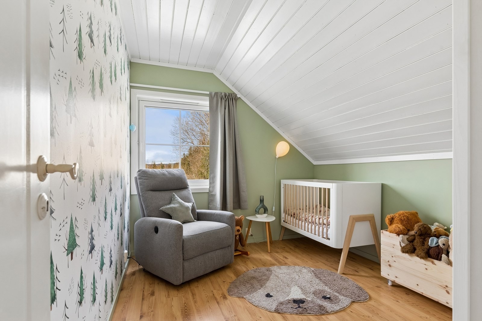 Det andre soverommet i loftetasjen har god plass til seng og oppbevaring. Galleribilde