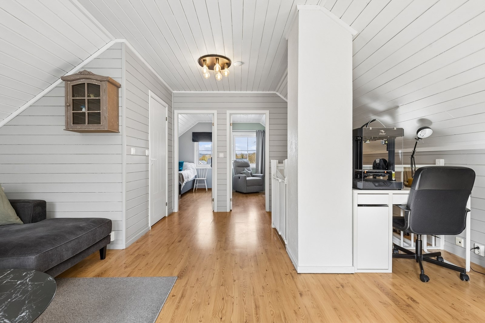Fra loftstuen er det adkomst til etasjens to soverom og toalettrom. Galleribilde