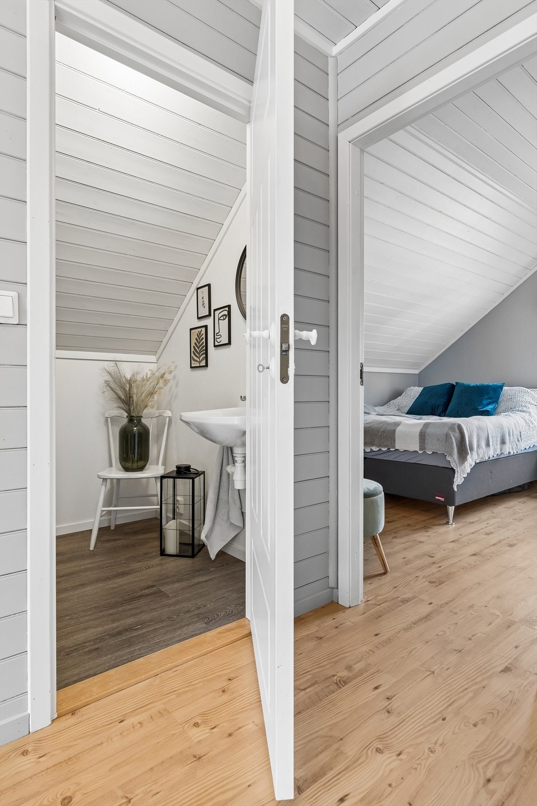 Et praktisk toalettrom inntil soverommene er innredet med toalett og servant. Galleribilde
