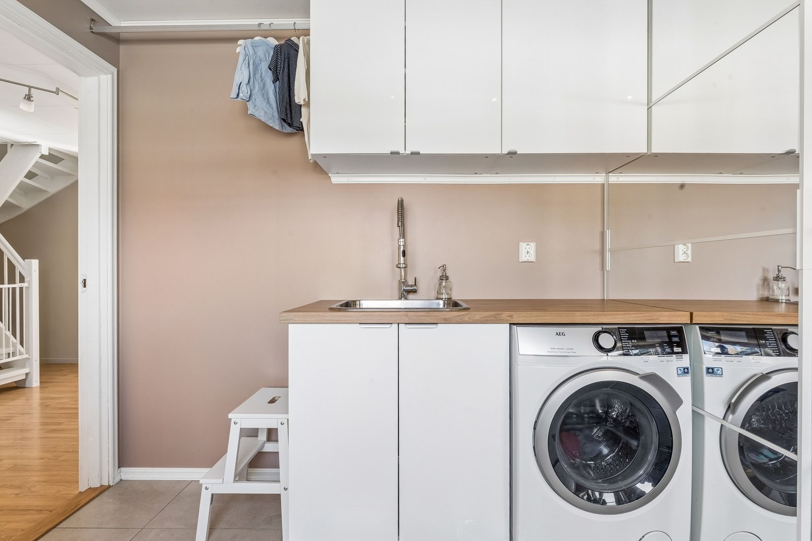 Rommet er innredet med over-/underskap, utslagsvask med fleksibelt blandebatteri. Behov for oppgradering med tettesjikt og ventilasjon. Galleribilde