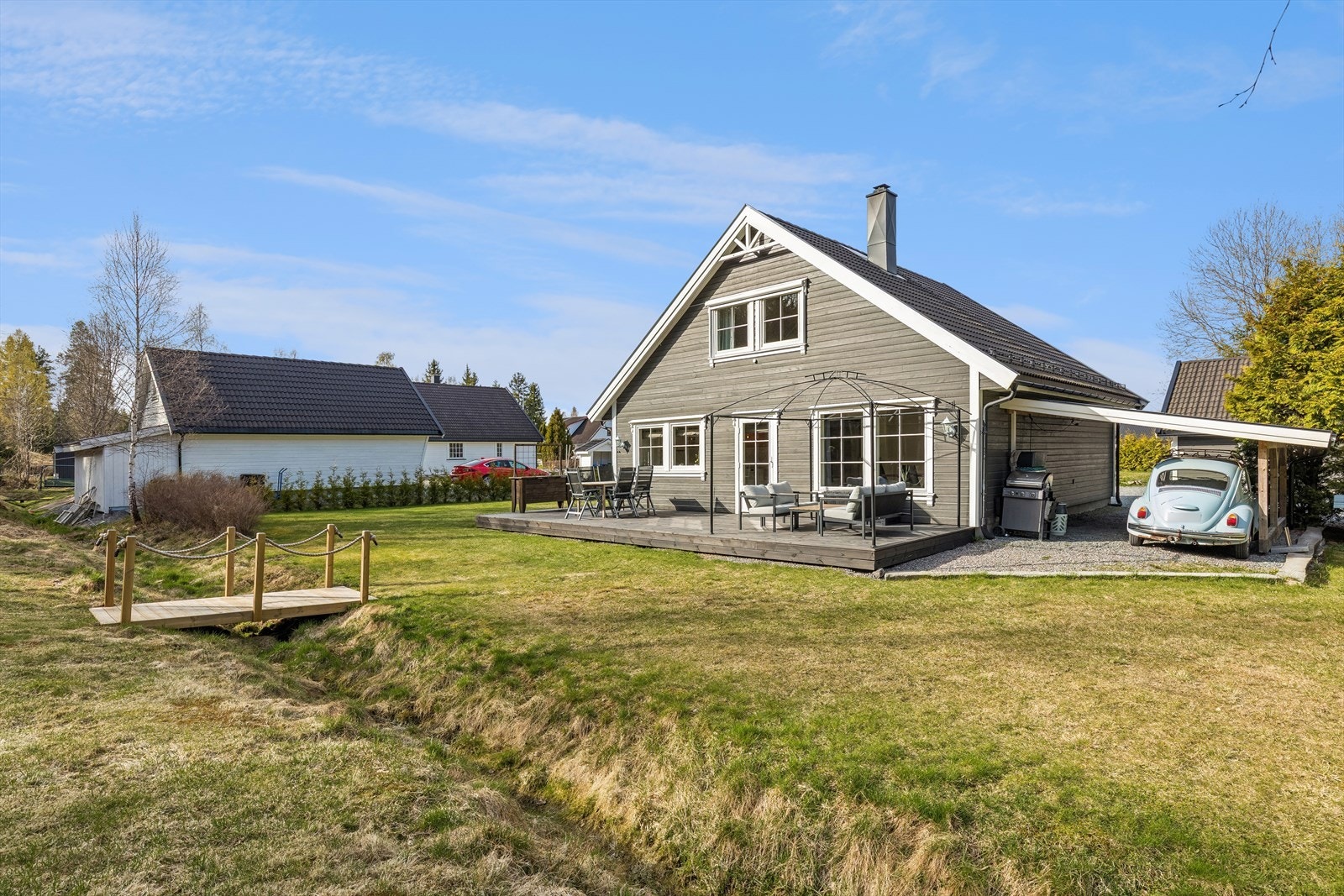 Tiltak som garasje, carport og terrasseplattinger er ikke byggemeldt. Galleribilde