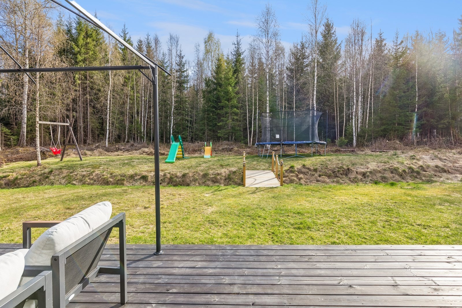 Den store eiertomten er pent opparbeidet med plen og gir rikelig med plass for lek og utendørsaktiviteter. Galleribilde