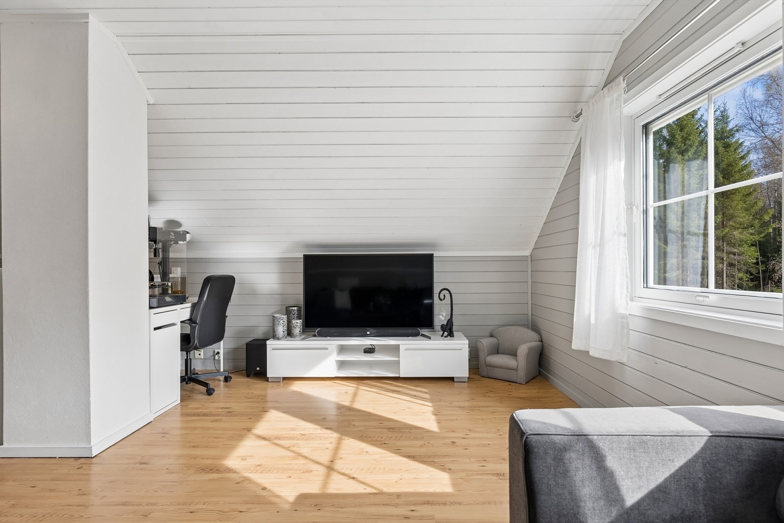 Loftstuen er fleksibel og egner seg godt som TV-stue, kontor eller lekeareal. Galleribilde