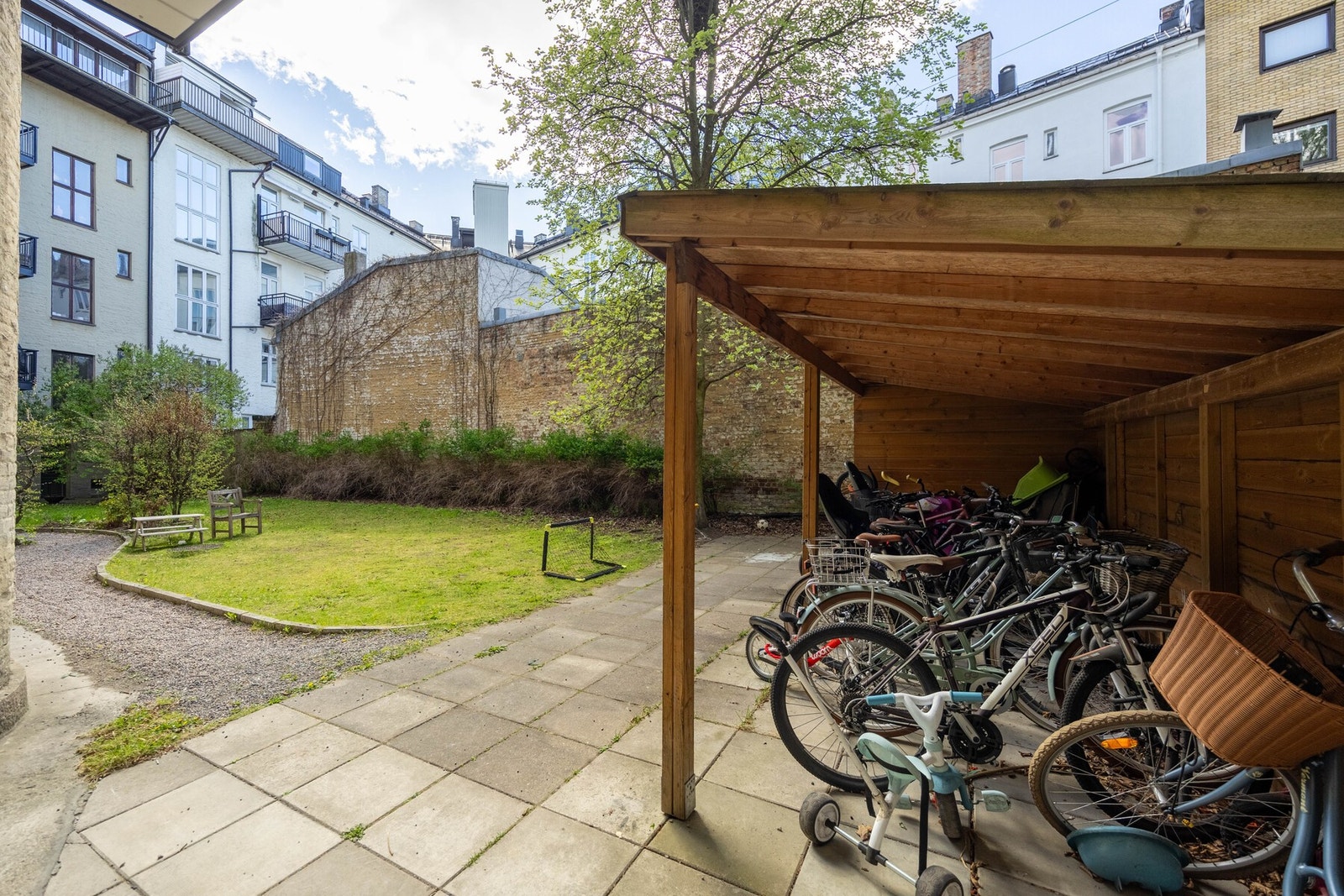 Felles sykkelparkering i bakgården. Galleribilde