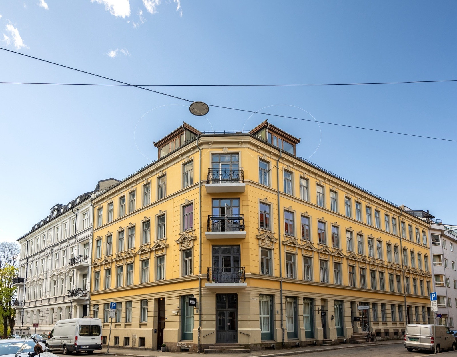 Fasaden ut mot Neuberggaten ble renovert i 2024/2025. Galleribilde