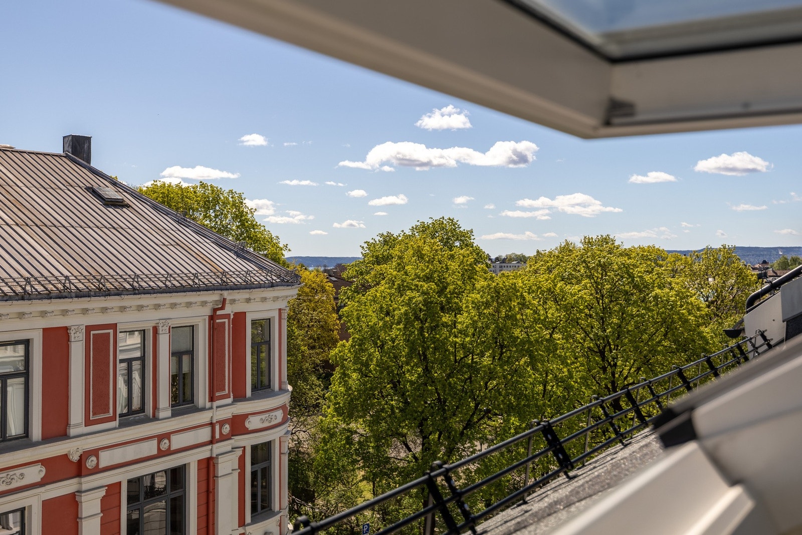 Stor 3-roms topp- og hjørneleilighet med et stort potensial og flott utsikt. Galleribilde