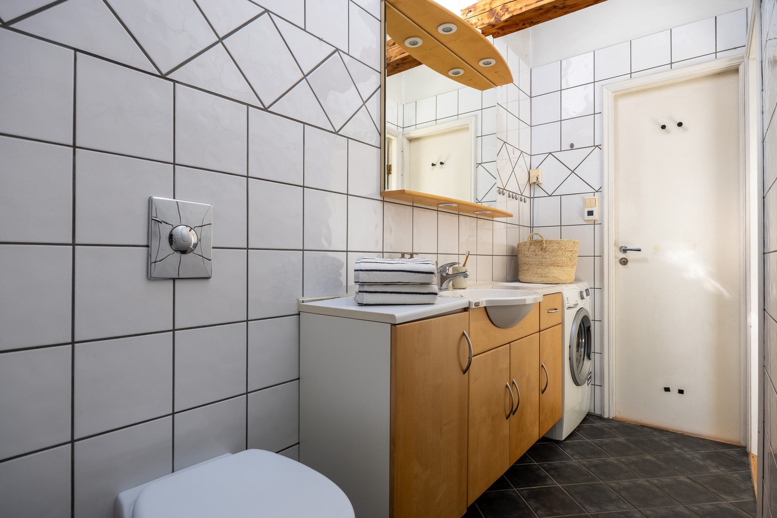 Badet har varmekabler og opplegg for vaskemaskin. Ny konsoll for styring av varmekabler i 2022. Galleribilde