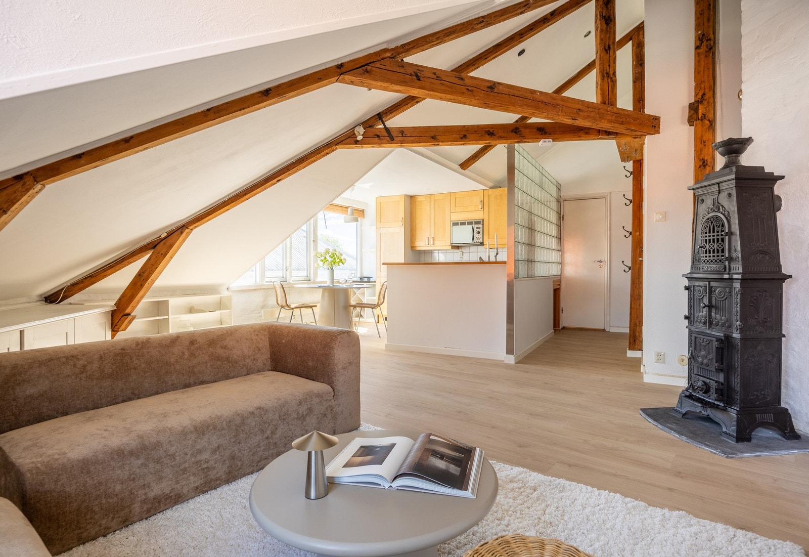 Store vindusflater som slipper inn rikelig med naturlig lys og gir en lys og luftig atmosfære. Galleribilde