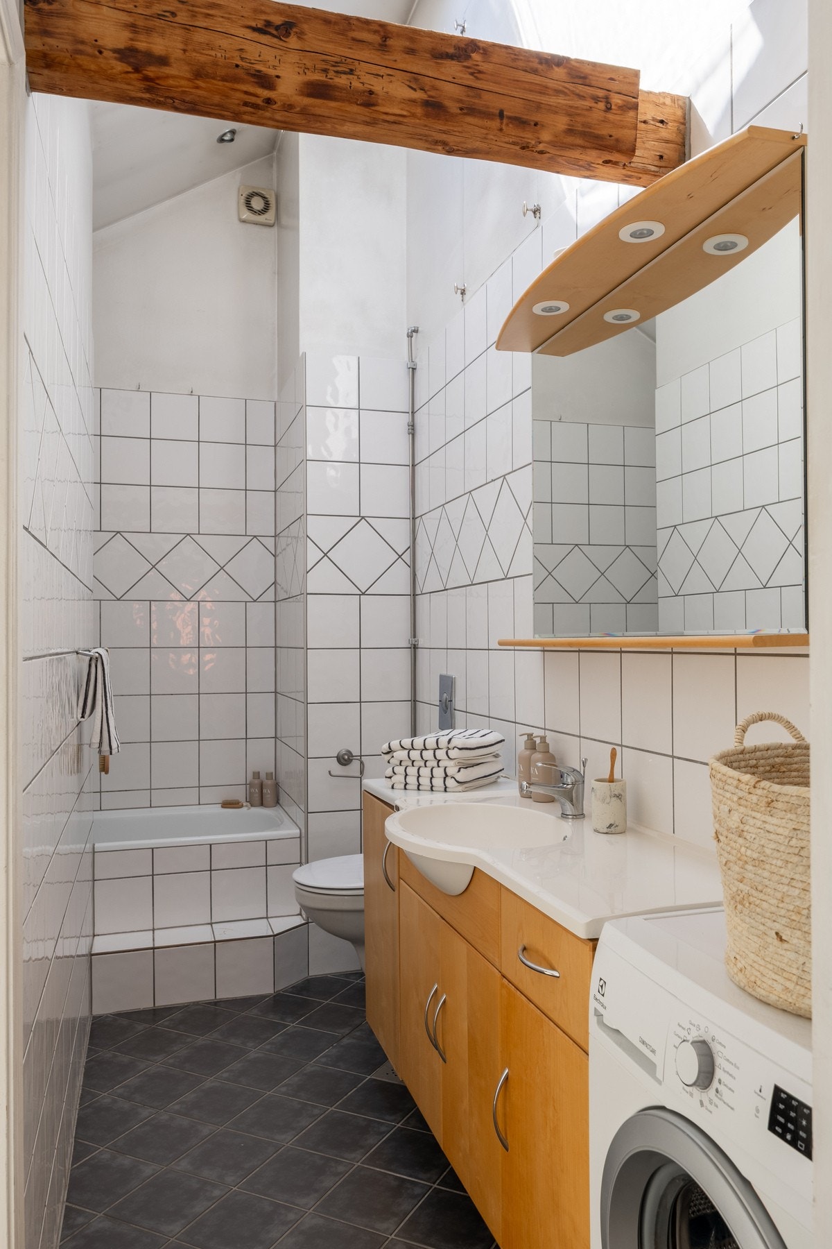 Badet her en unik takhøyde med takvindu. Galleribilde