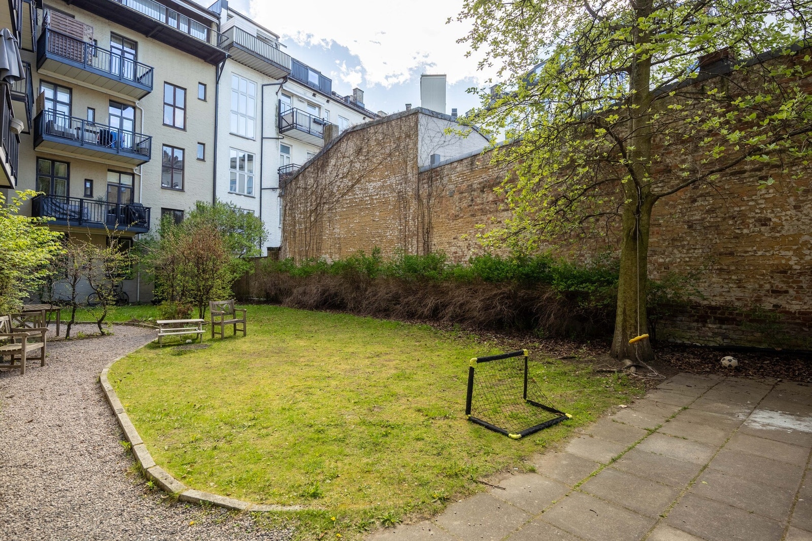Hyggelig og lukket felles bakgård. Galleribilde