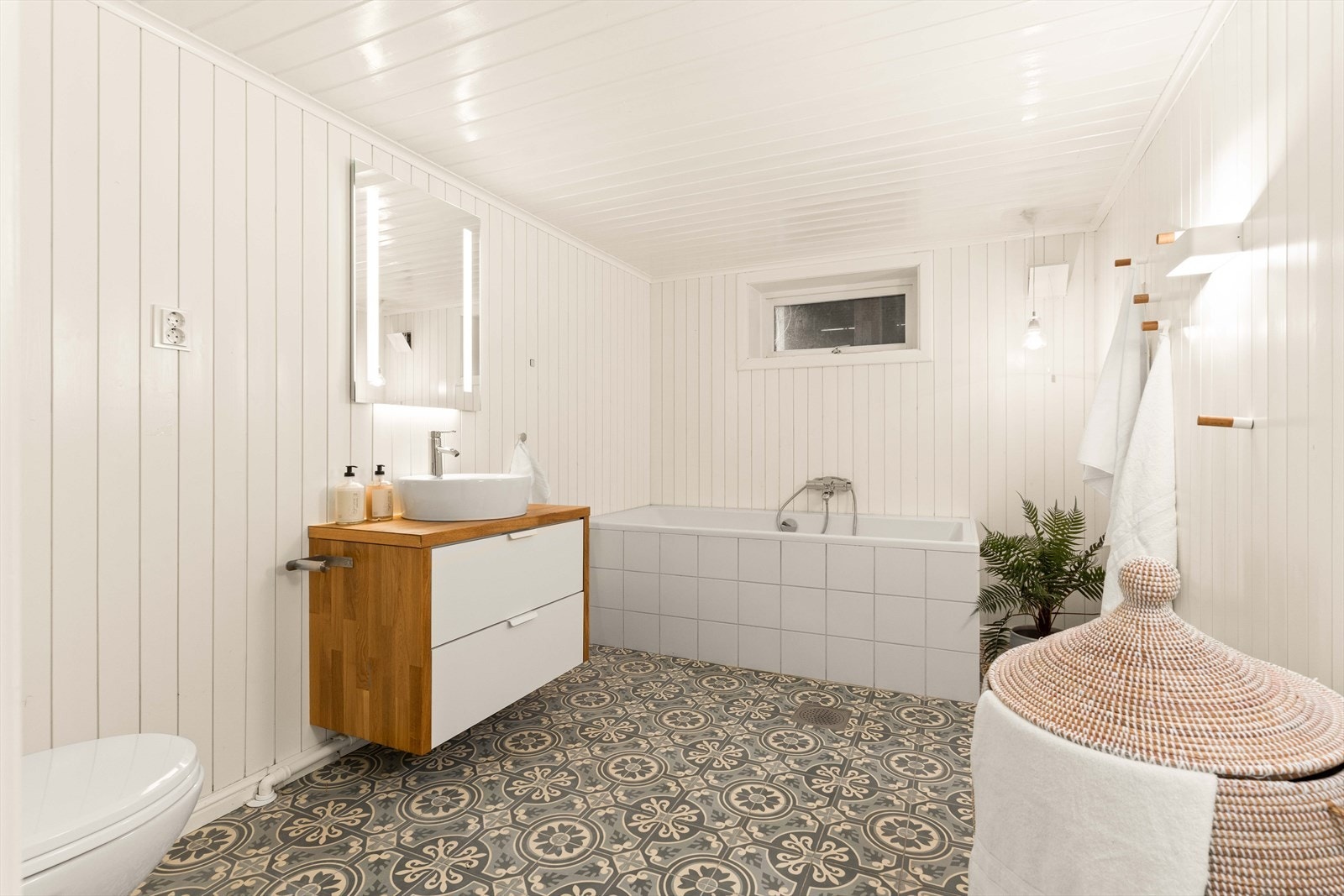 Badet byr på spafølelse i eget hjem! Her er det servantinnredning med ovenpåliggende servant, badekar og flislagt gulv med varme. Galleribilde