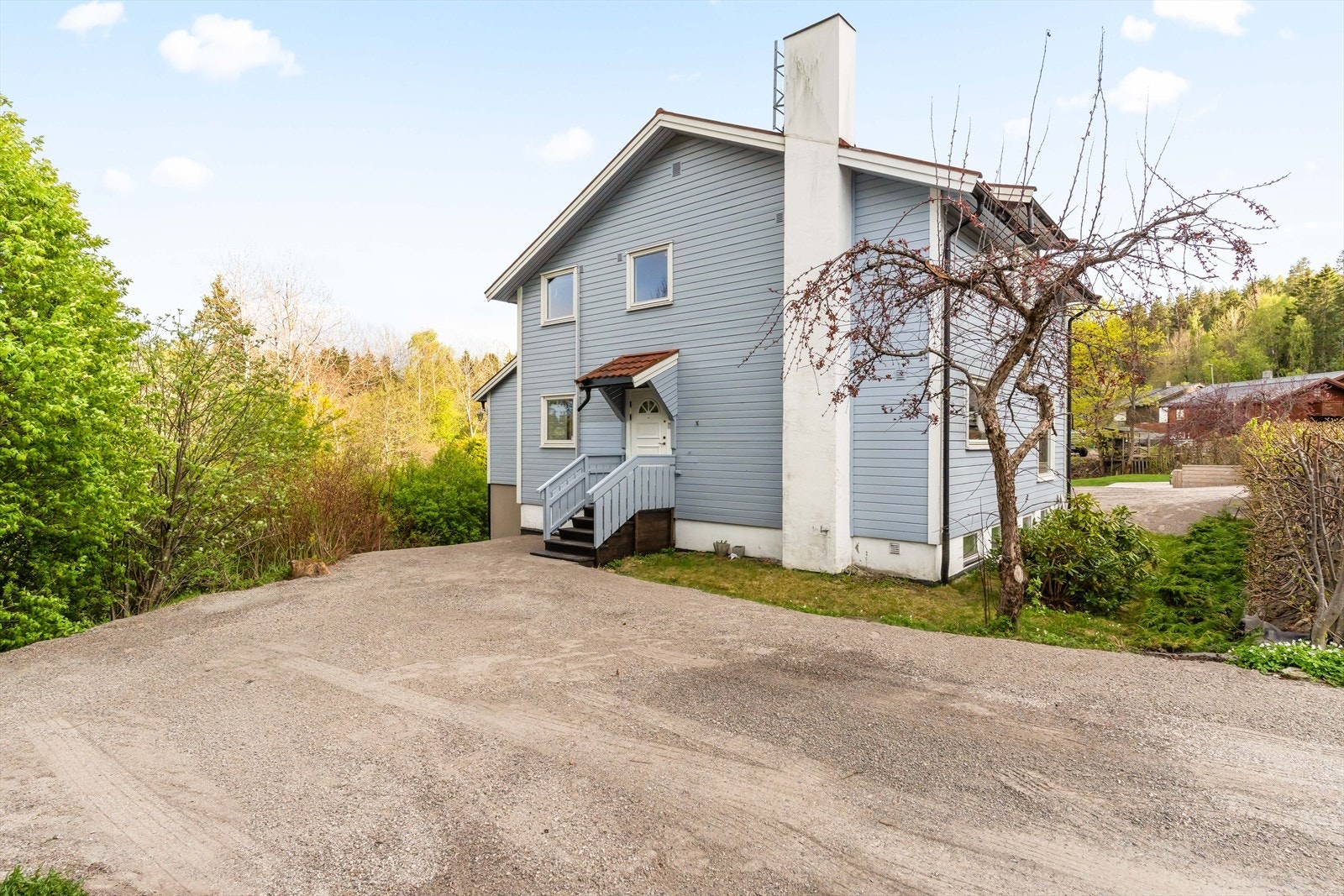 På andre siden av huset er det en egen innkjørsel og inngang til den andre delen av tomannsboligen. Galleribilde