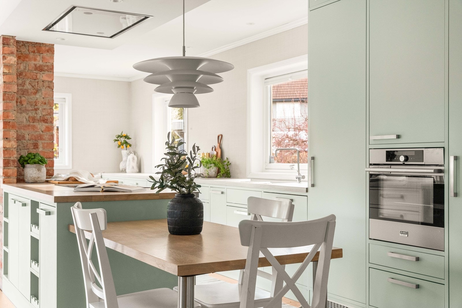 På kjøkkenøyen er det bygget på et bord, perfekt for lekselesing mens maten tilberedes! Galleribilde