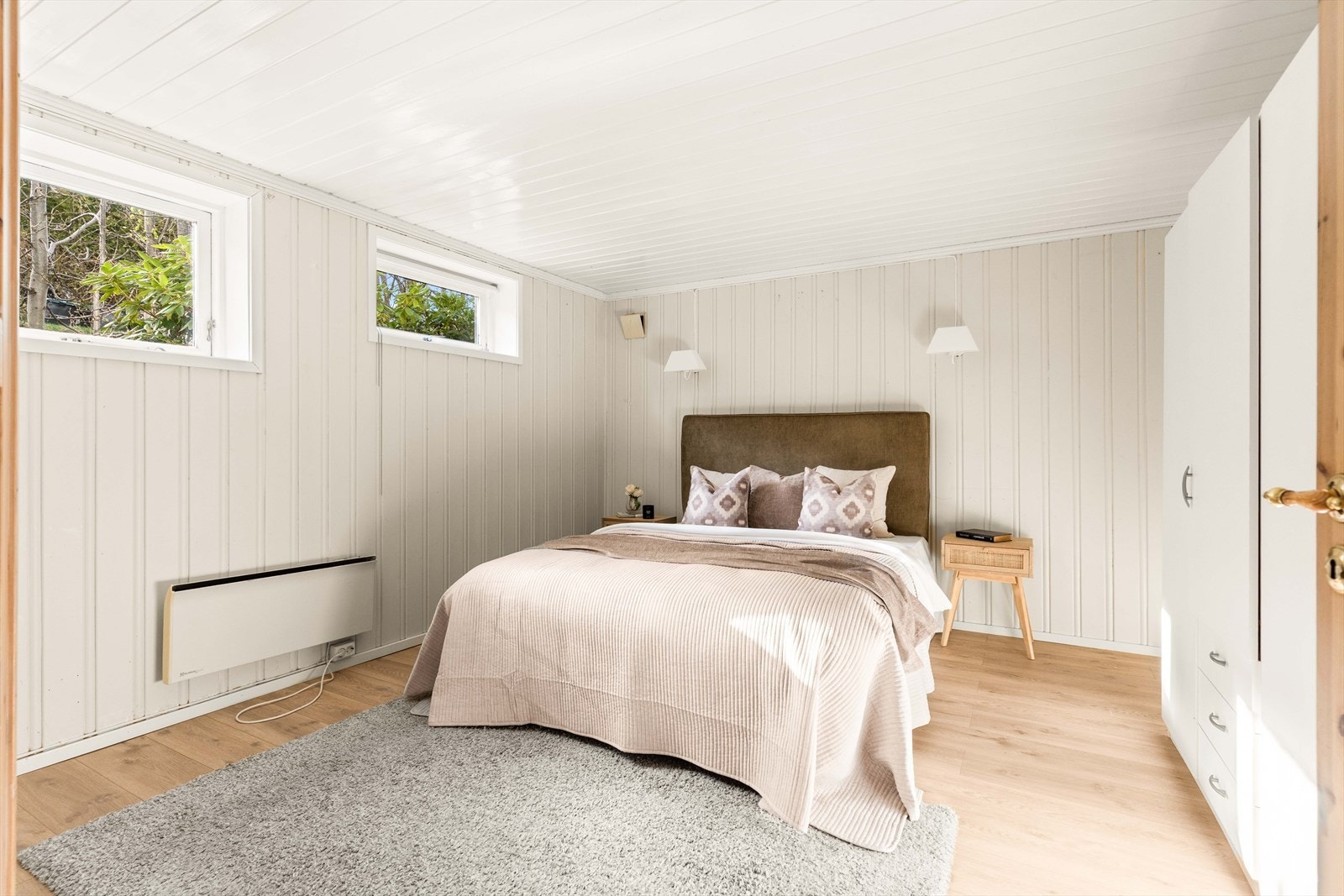 Soverommet i underetasjen er av god størrelse og har god plass til dobbeltseng, nattbord og garderobeløsning. Galleribilde