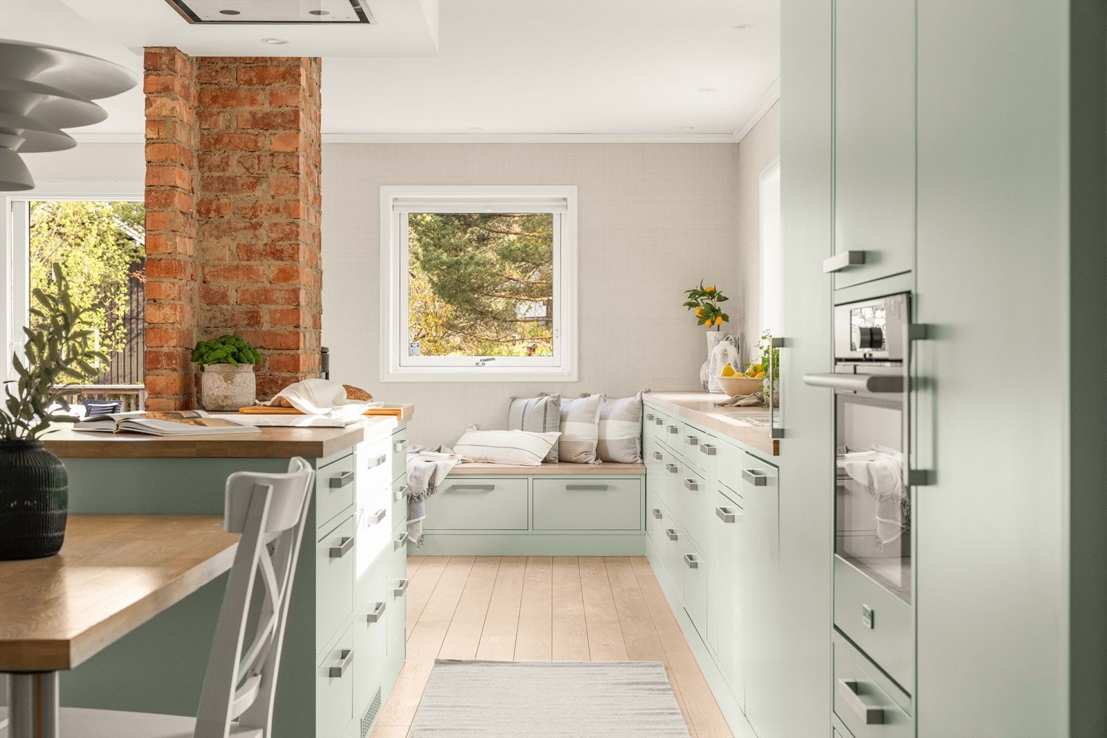 De store vindusflatene gir godt med naturlig lysinnslipp til kokken. Galleribilde
