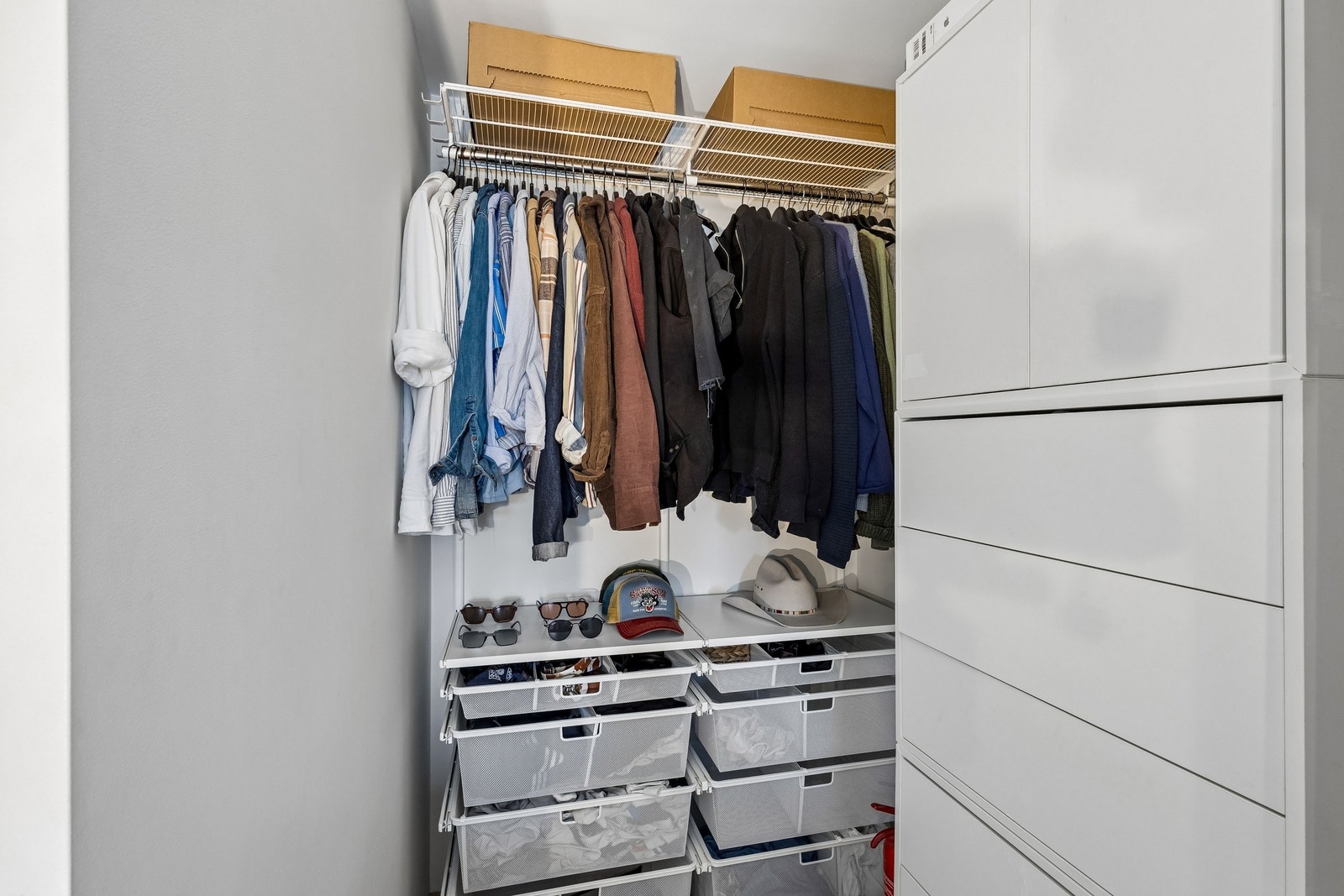 Walk-in-closet. Galleribilde