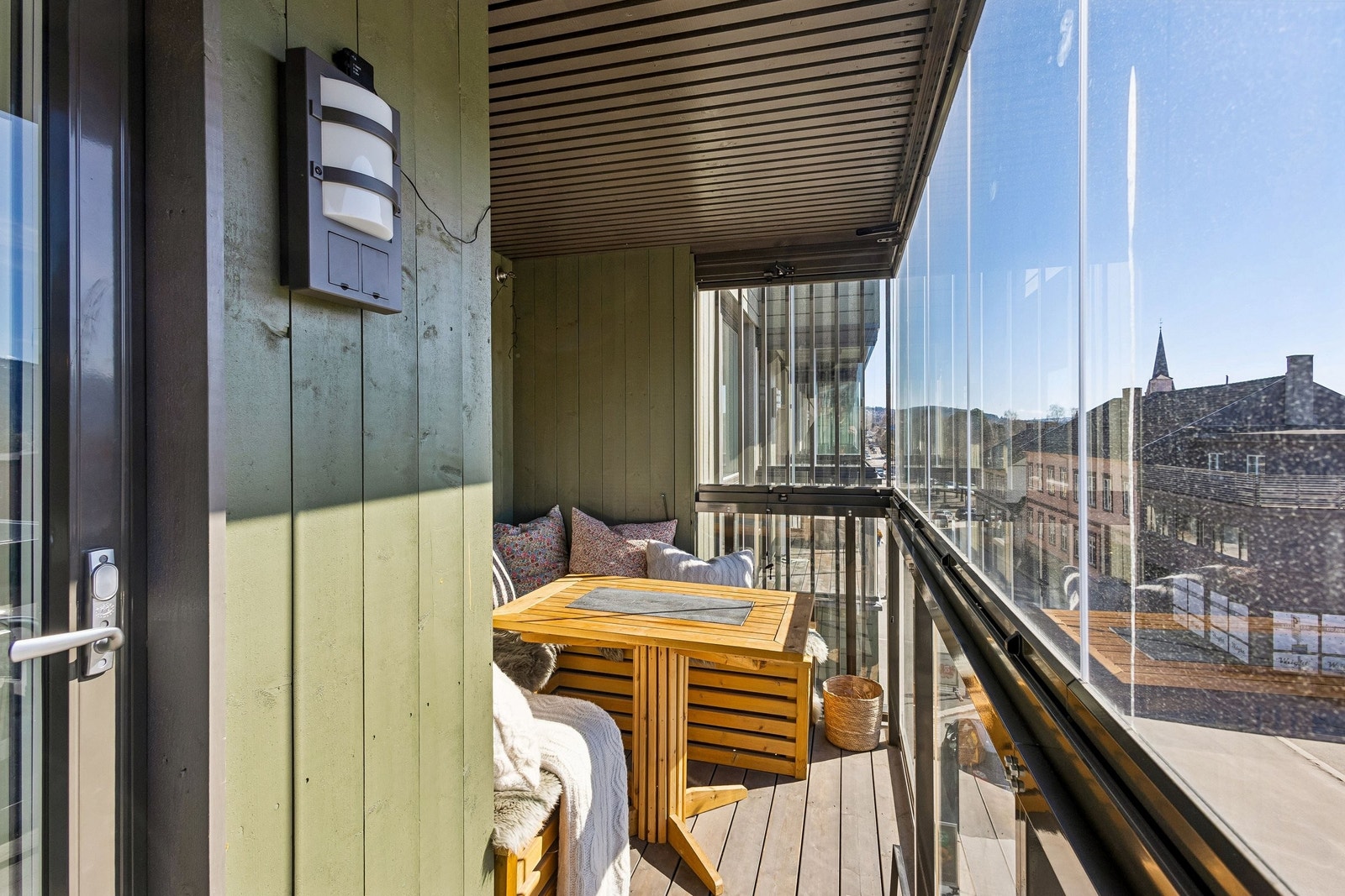 Ute på balkongen har du en koselig sittegruppe. Galleribilde