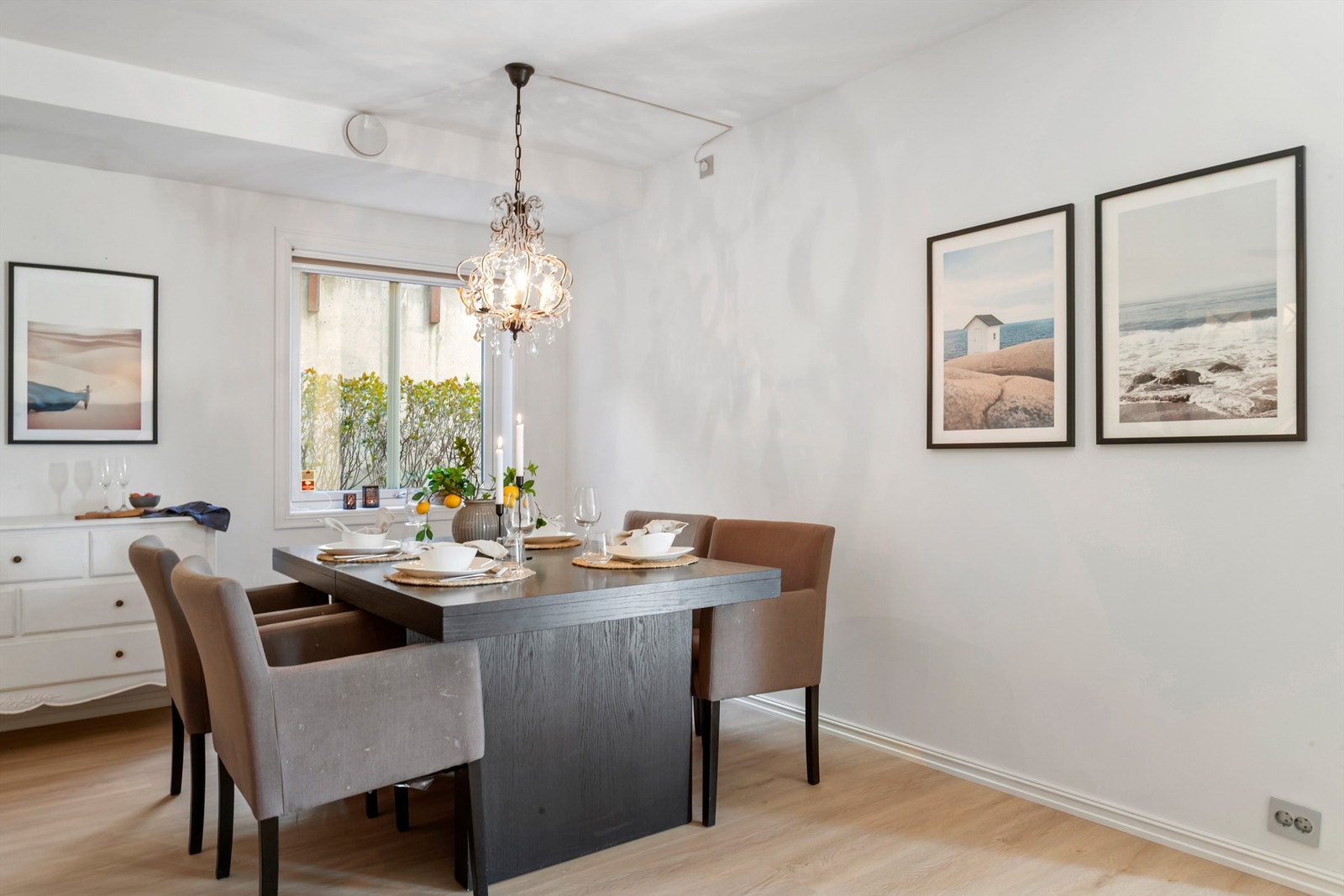 Den åpne sonen gir fleksibilitet til å dekke langbord ved større anledninger. Galleribilde