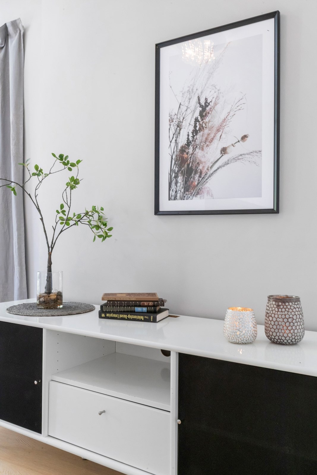 Gjennomtenkte detaljer og en helhetlig stil preger leiligheten. Galleribilde